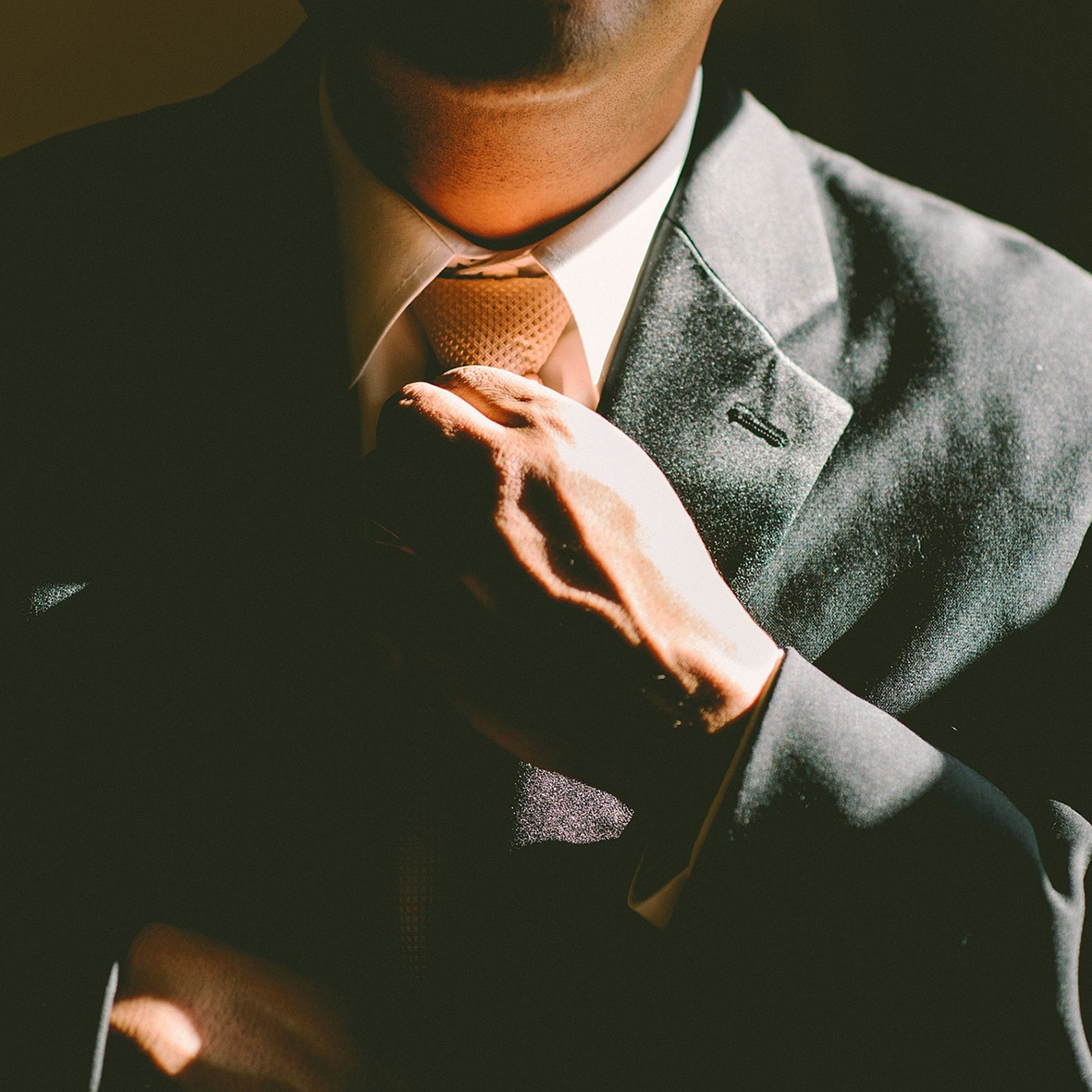 tie-690084_1920.jpg