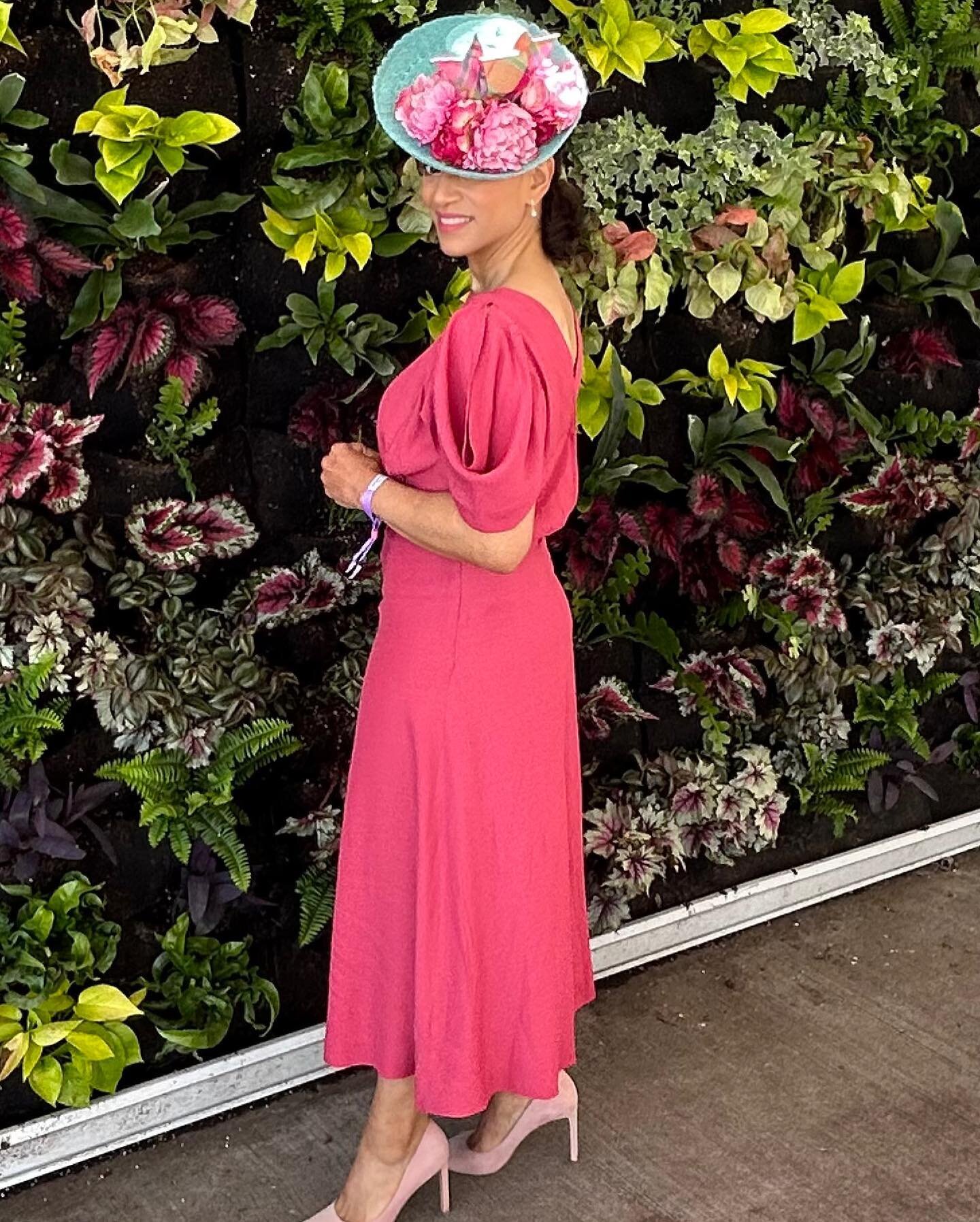 Swoon! @jenniferjonesaustin really took our breath away with her look for the Oaks at Kentucky Derby 2023
Derby is done but saddle up for Royal Ascot, Preakness, Belmont and the Saratoga race season&hellip;🏇🏾
🏇🏾
🏇🏾
🏇🏾
 #hat #hatshop #hatshopn