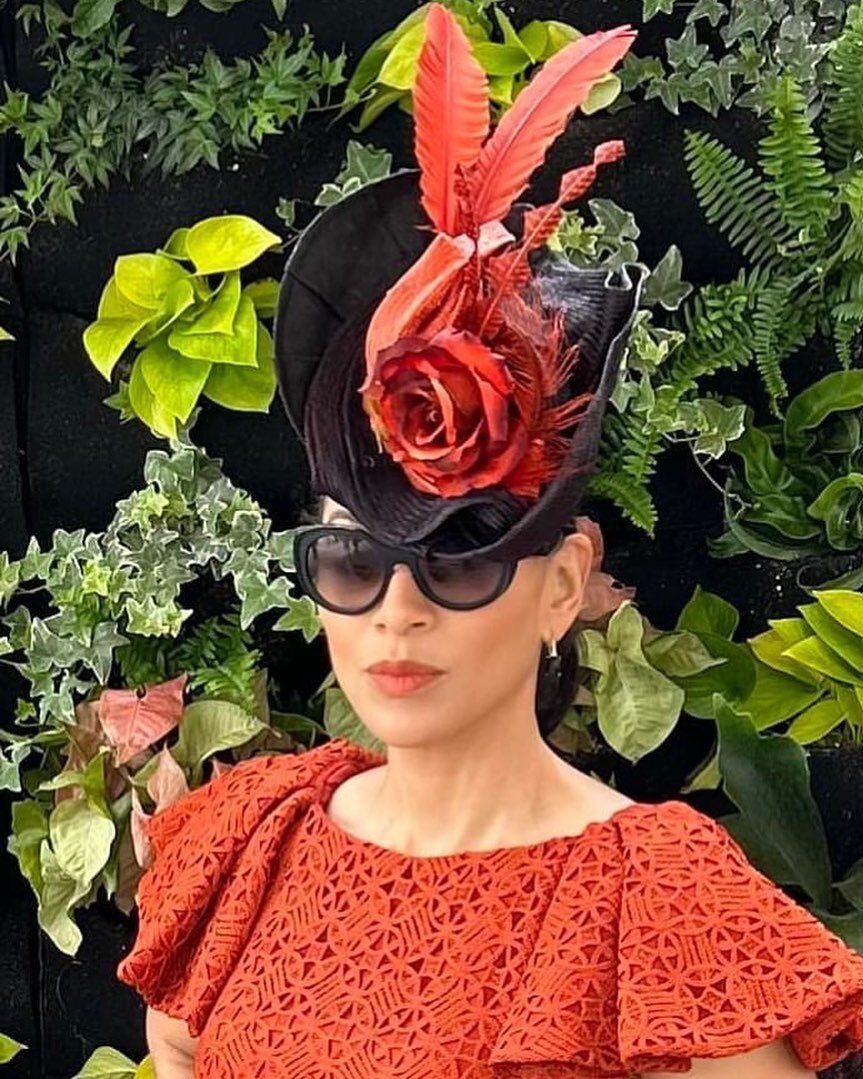 @jenniferjonesaustin nails the total Derby look. It&rsquo;s all about the hat but it is crucial that all the components complement the chapeau.
💥
💥
💥

#hat #hatshop #hatshopnyc #thehatshop #thehatshop #nyc #madeinnework #handmadehats #customhats #