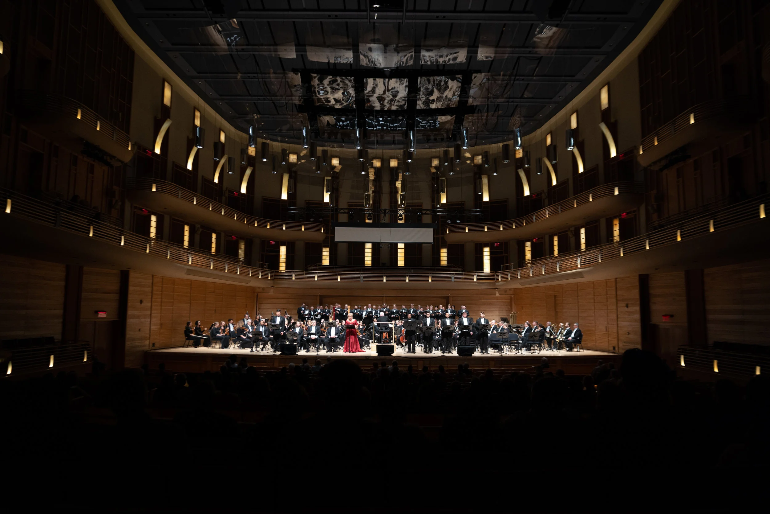 Opening night of La Fanicula del West begins. Photo by Julian Thomas; courtesy of Maryland Lyric Opera.