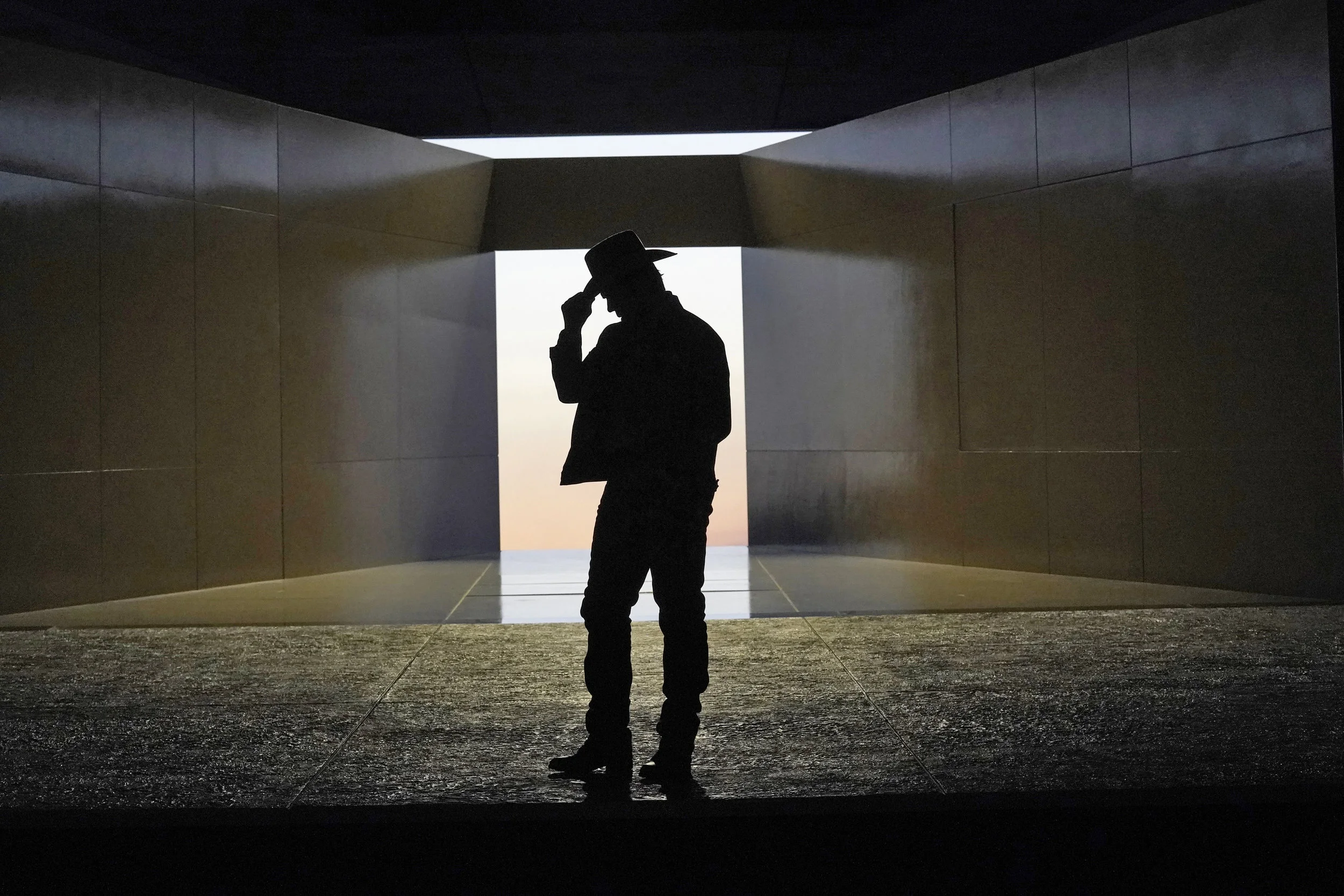 Rod Gilfry as Don Alfonso opening Cosi with a tip of the hat to the southwest. Photo by Ken Howard; courtesy of Santa Fe Opera.
