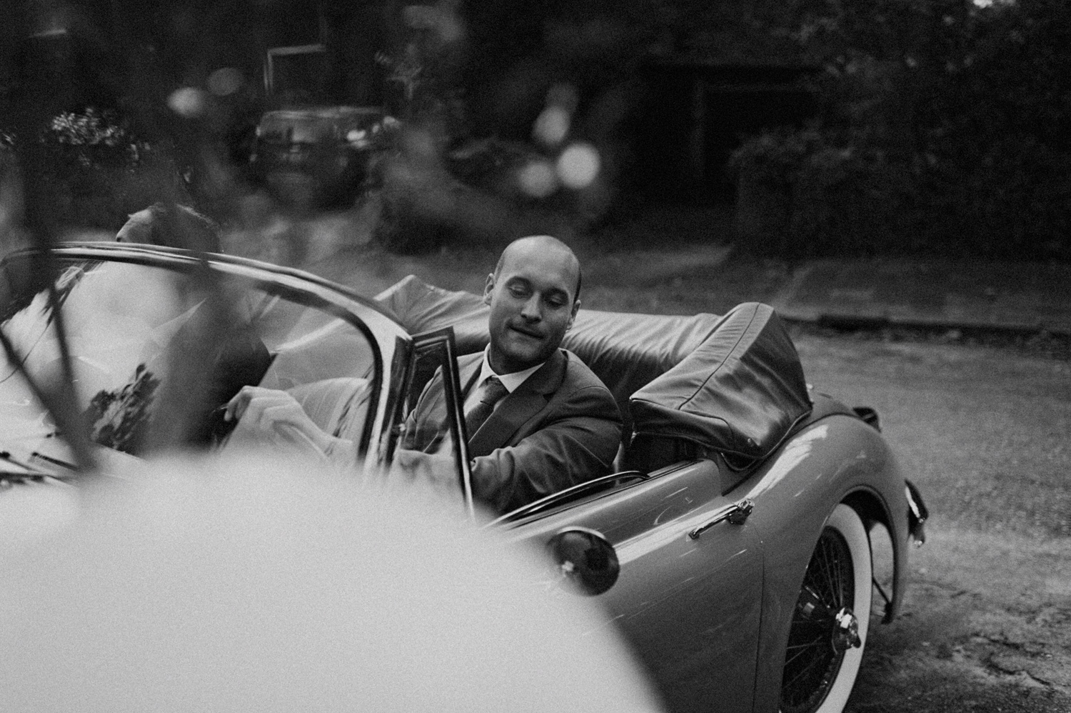 Groom arriving in oldtimer car