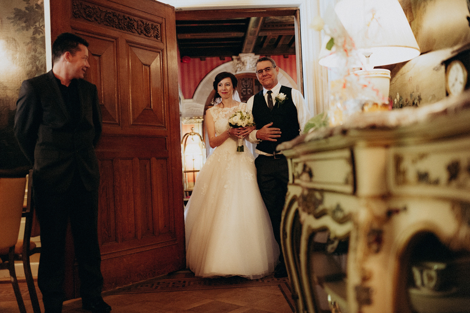 Entering the ceremony with her dad at Duin and Kruidberg Santpoort