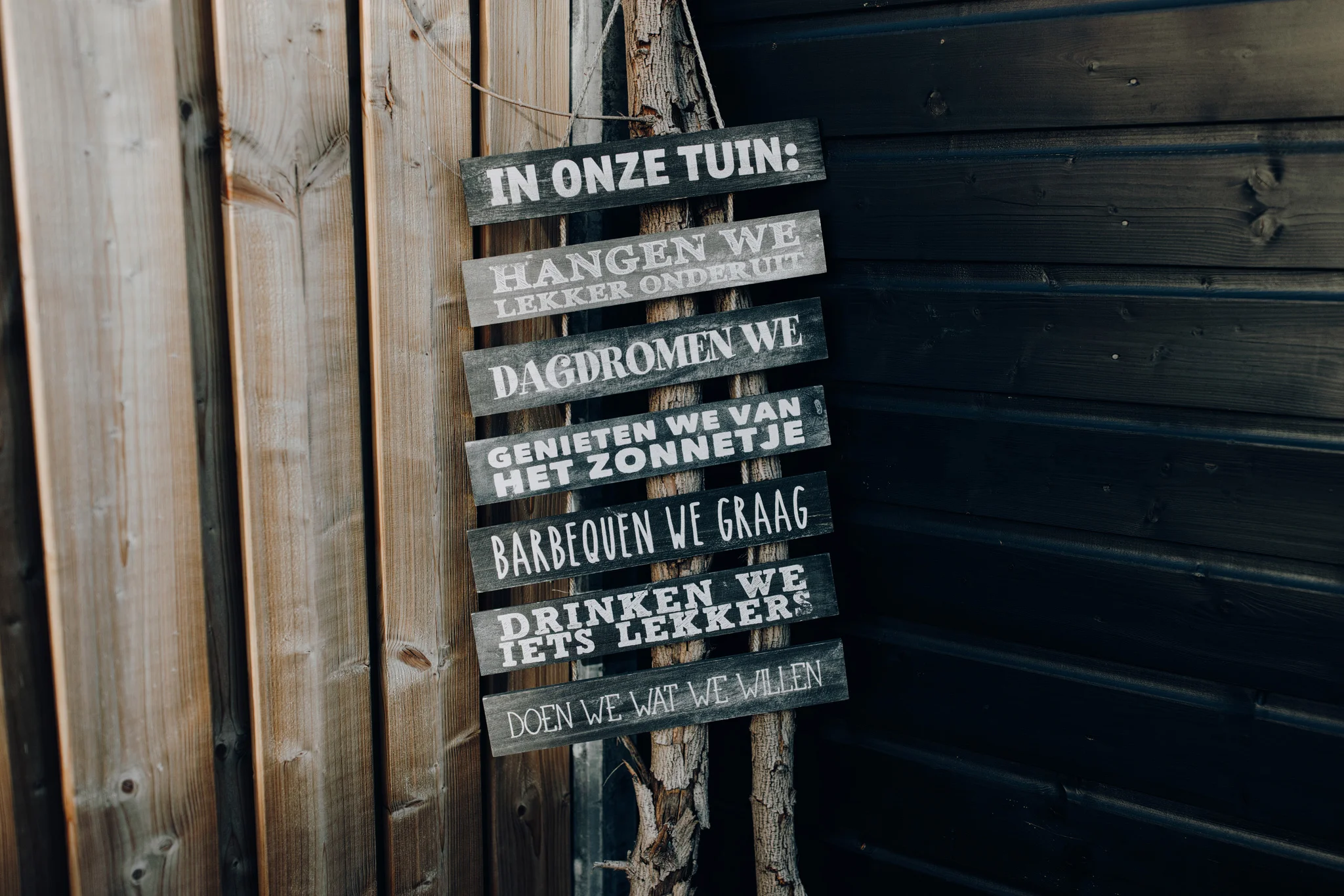 Tekstbord in tuin met regels