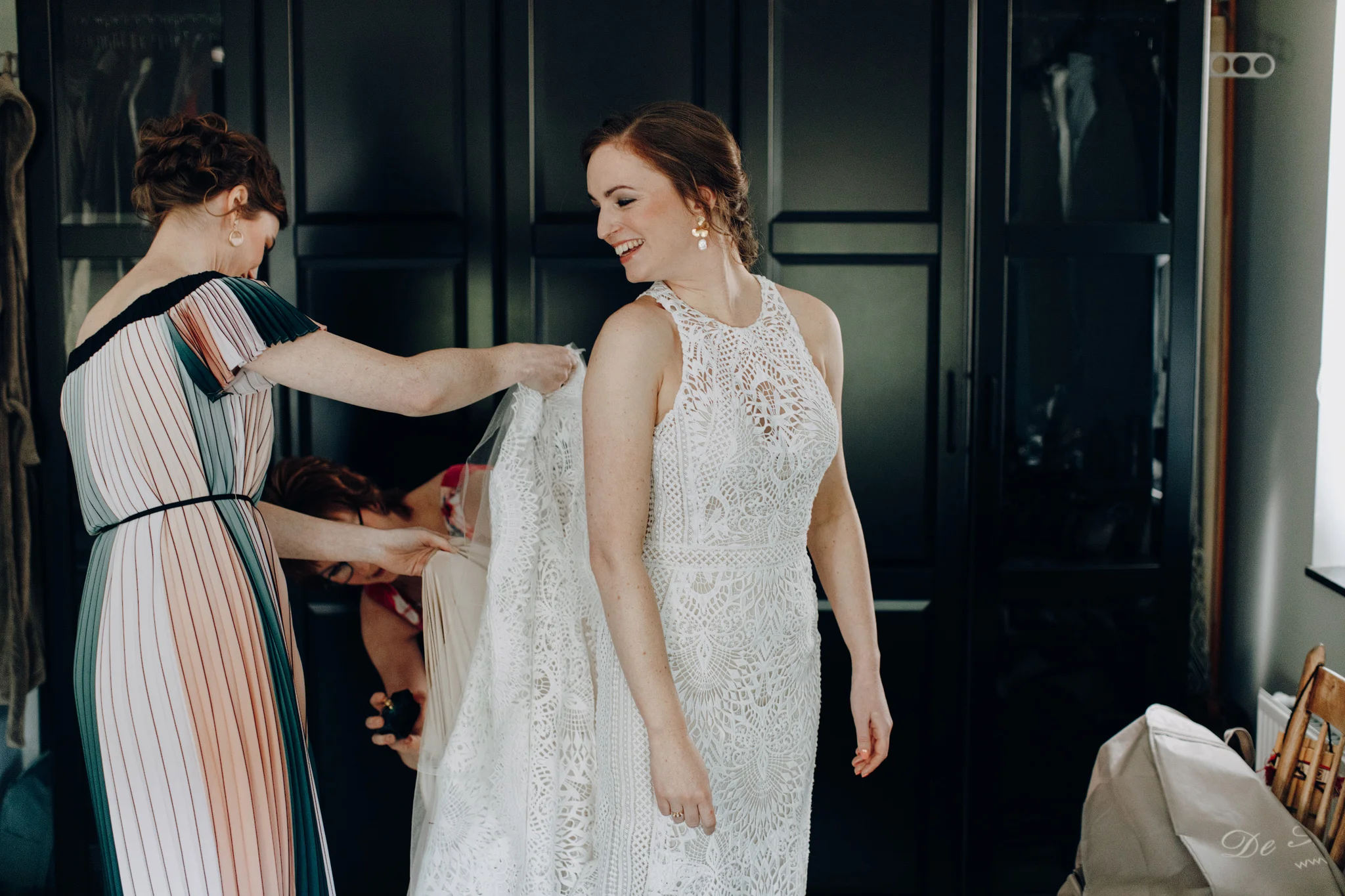 Zus helpt bruid in haar Lillian West trouwjurk