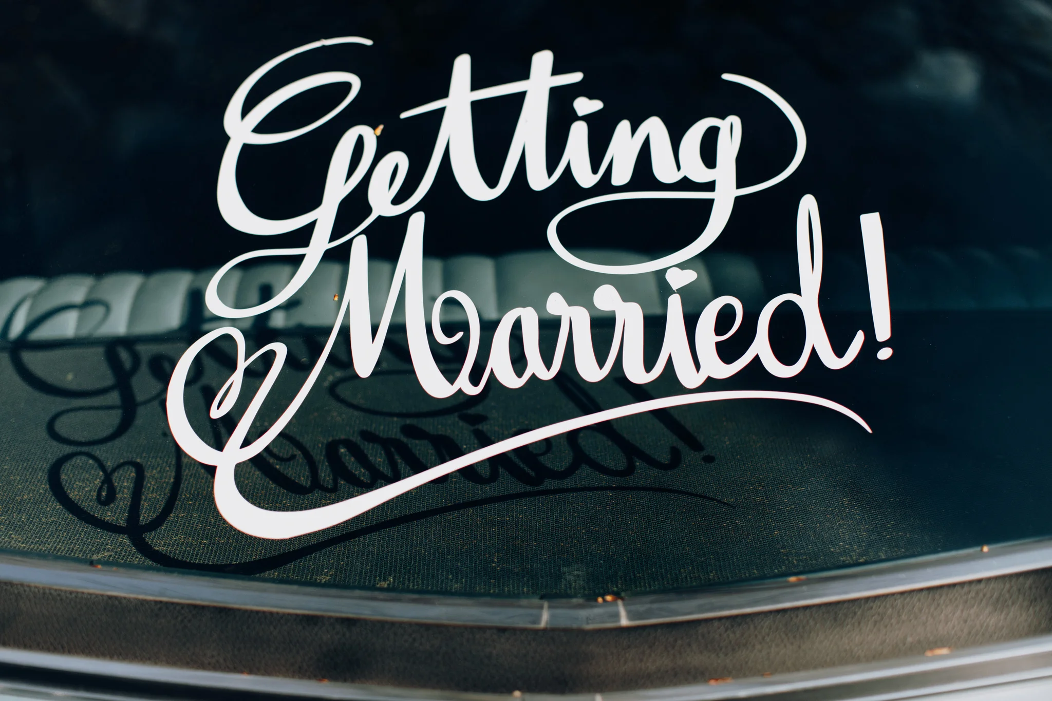 Getting Married sign op achterkant Ford Ltd uit 1969