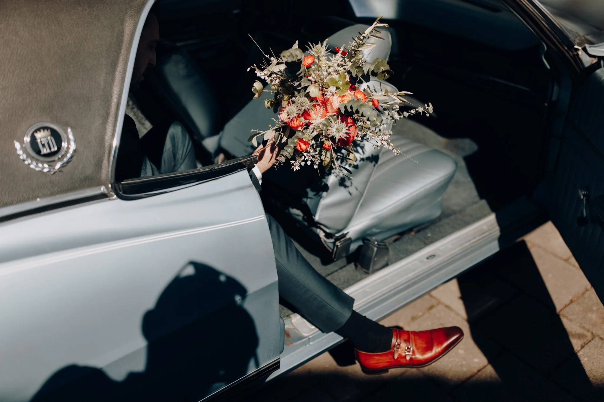 Bruidegom met bruidsboeket in Ford Ltd uit 1969