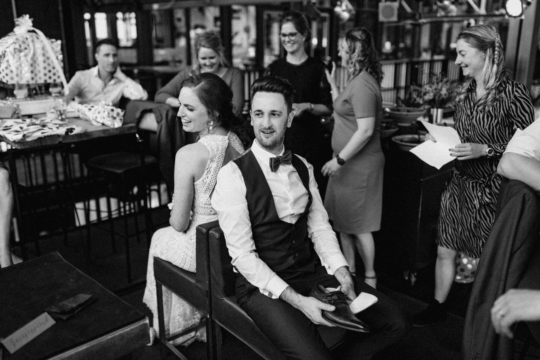 Mr & Mrs schoenenspel tijdens bruiloft in CHV Noordkade