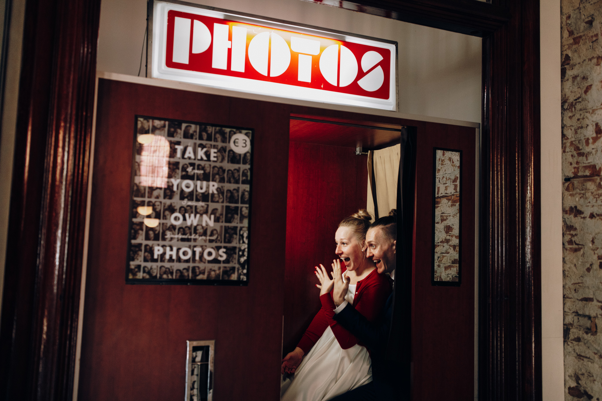 Elopement couple in photo booth at Hotel Hoxton Amsterdam
