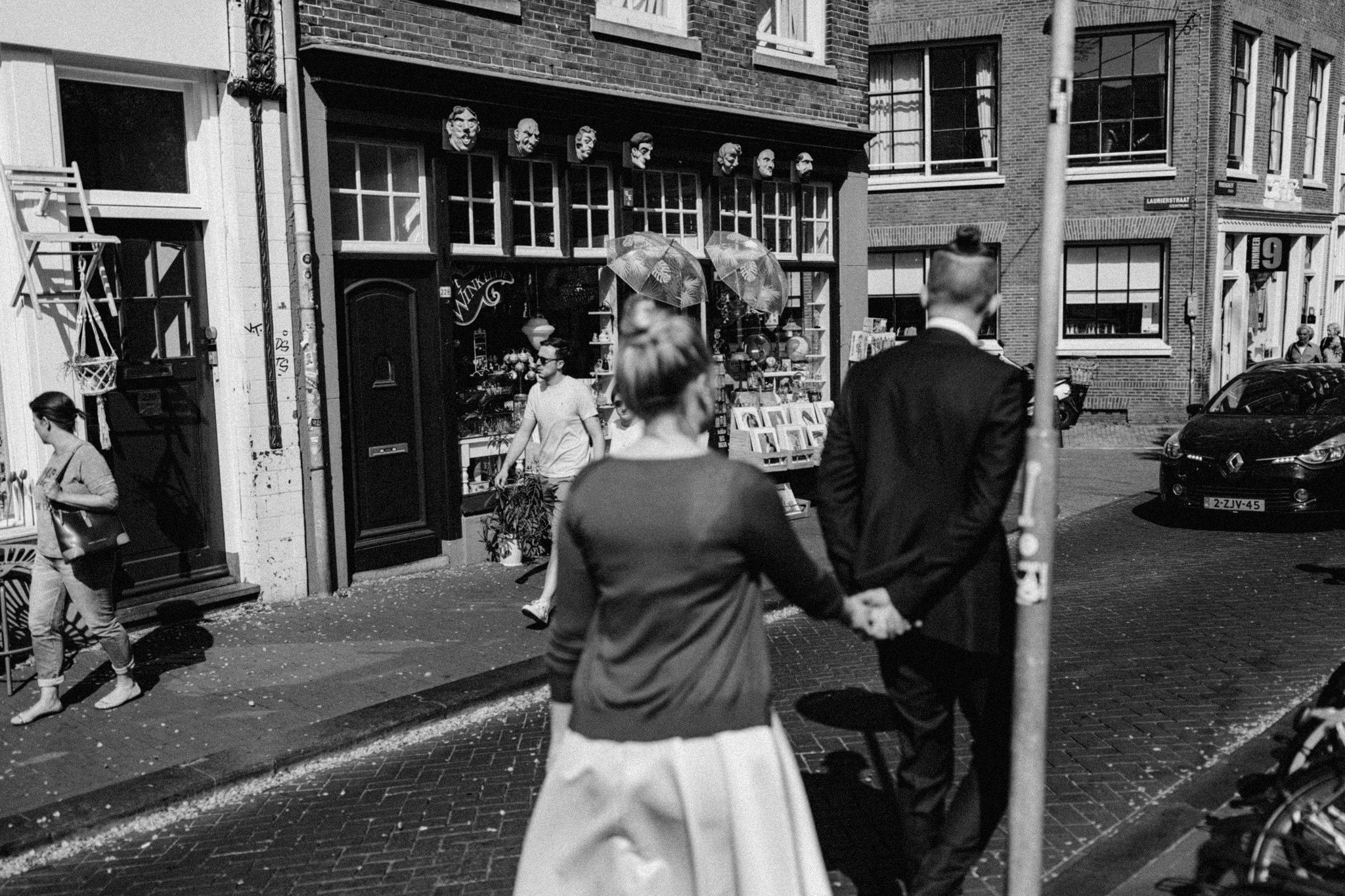 Elopement couple walking through Amsterdam