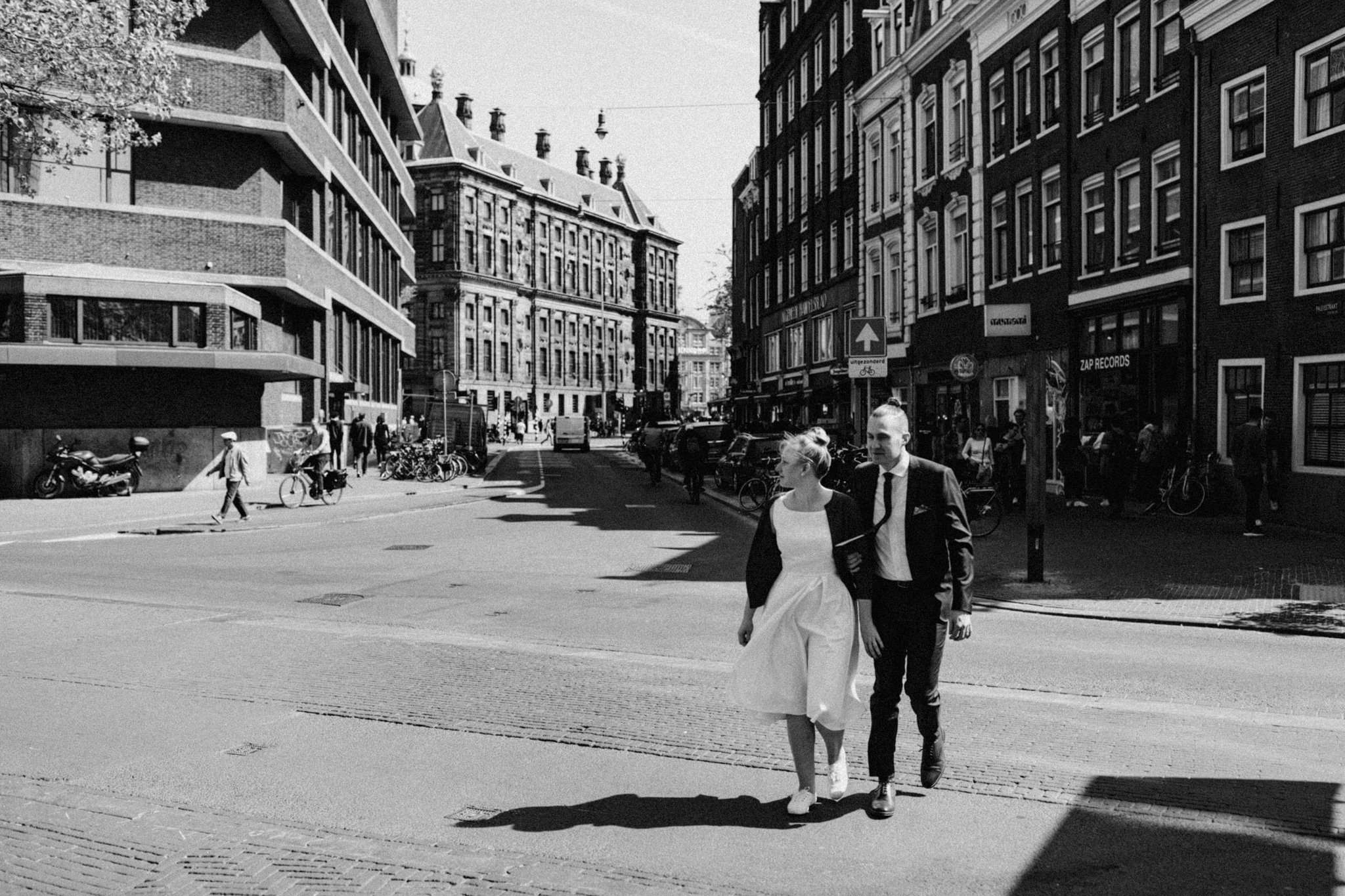 Elopement couple walking through the streets of Amsterdam