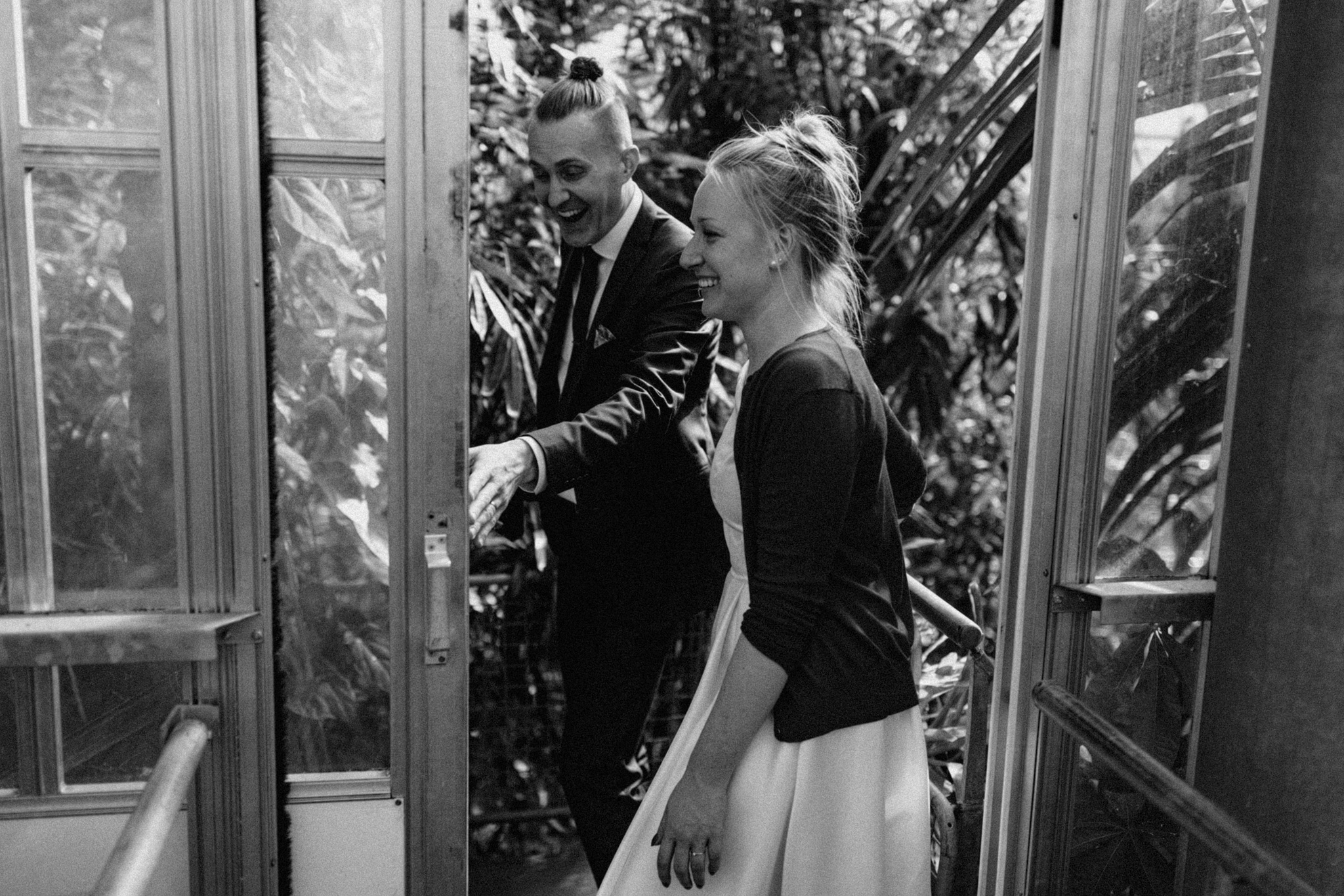 Elopement couple smiling and laughing while walking through Hortus Botanicus Amsterdam