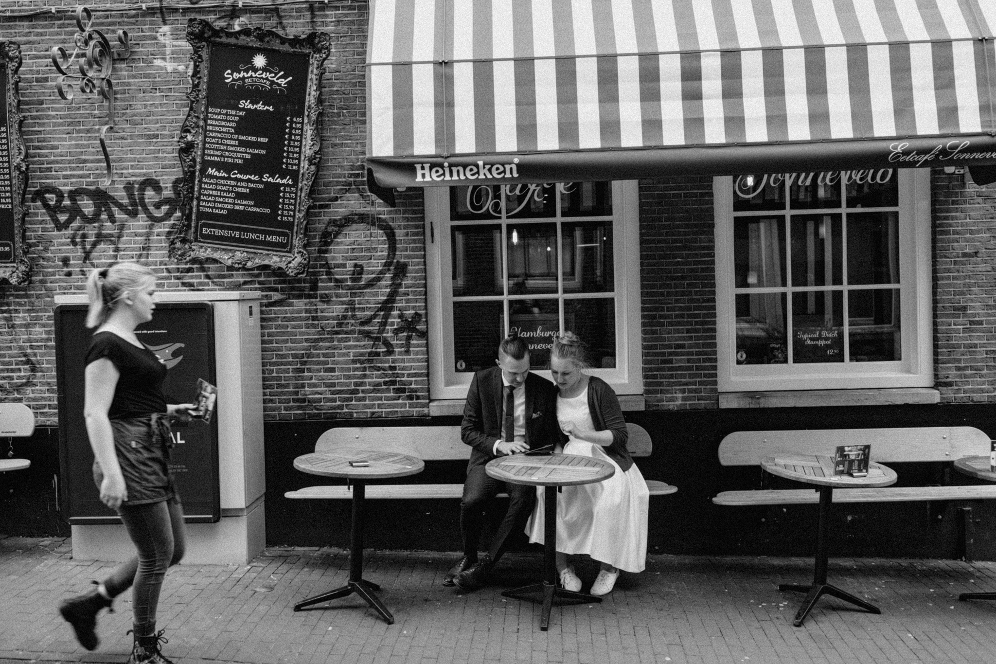 Elopement couple sitting at terrace of cafe Sonneveld in the Jordaan Amsterdam
