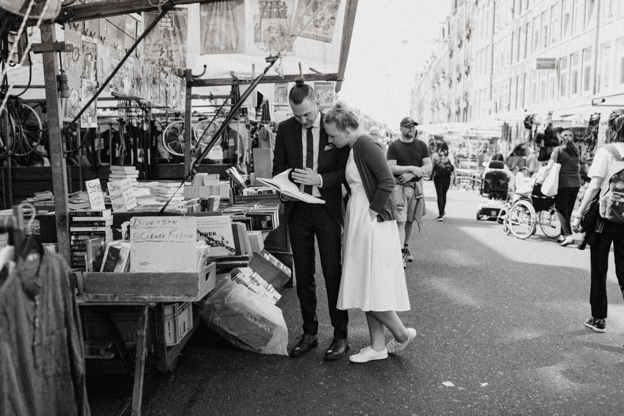 Elopement couple reading books at the Albert Cuyp Market