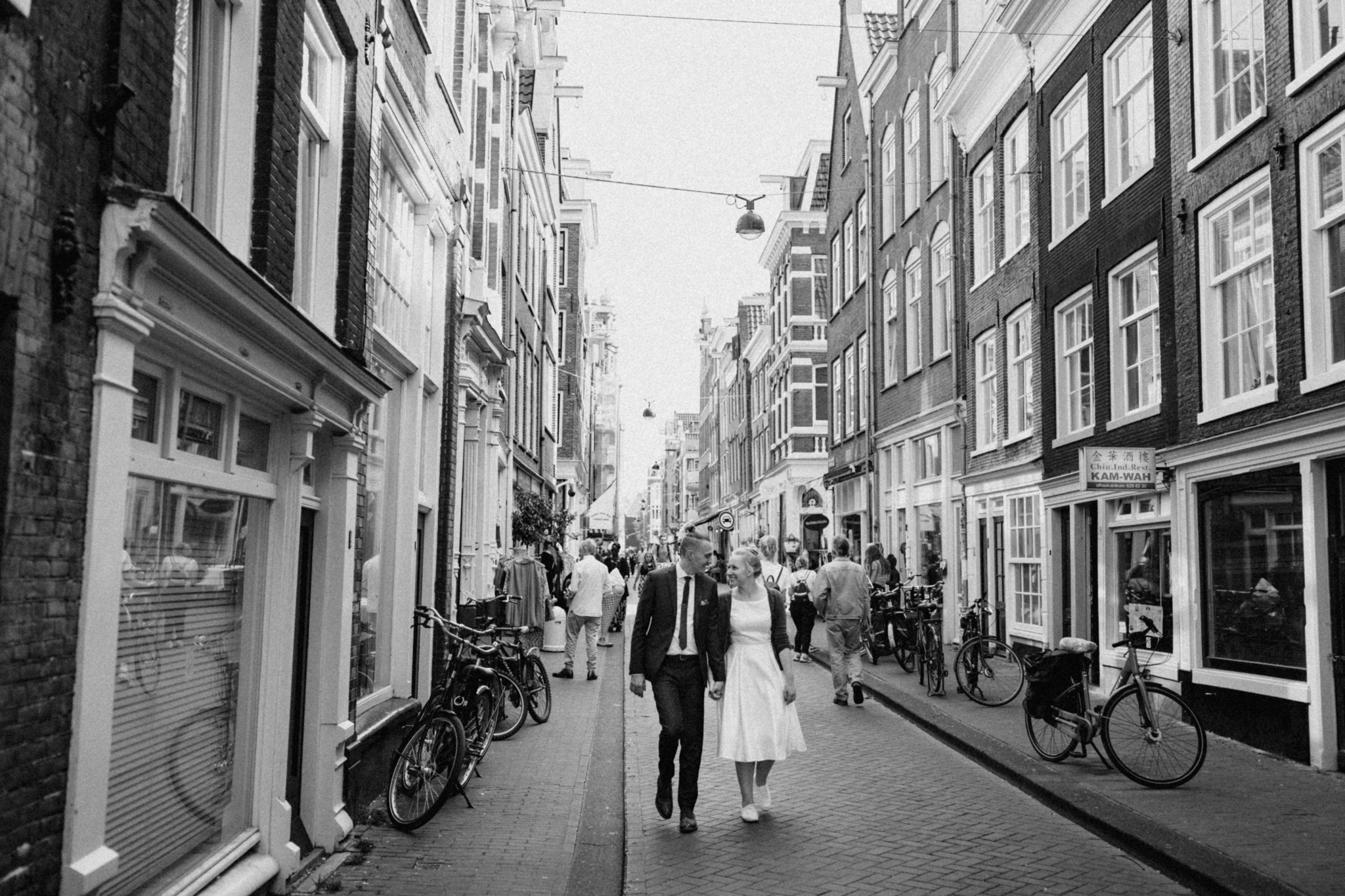 Elopement couple walking in Jordaan Amsterdam