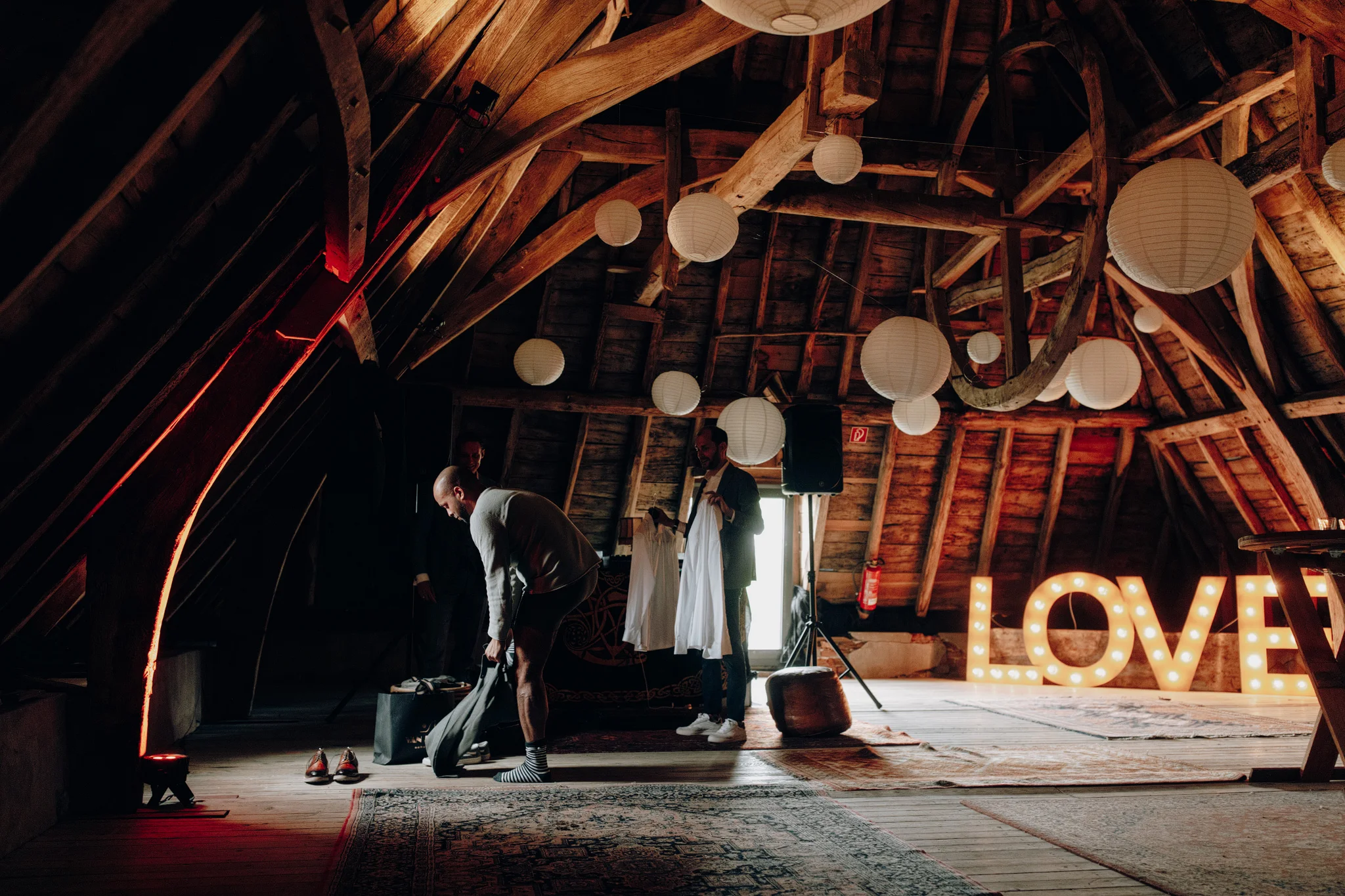 Bruidegom kleedt zich aan bij Kloster Graefenthal