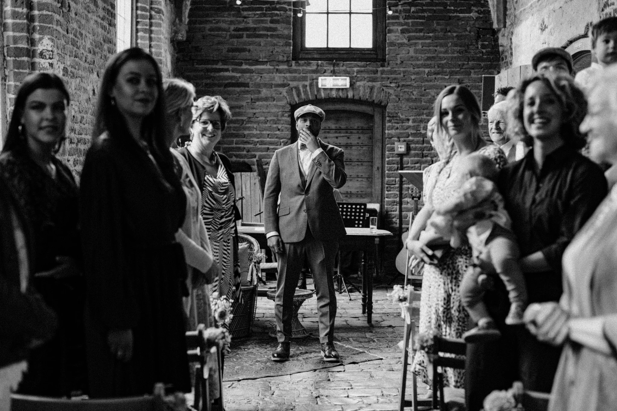 Bruidegom wacht op bruid tijdens trouwceremonie bij Kloster Graefenthal