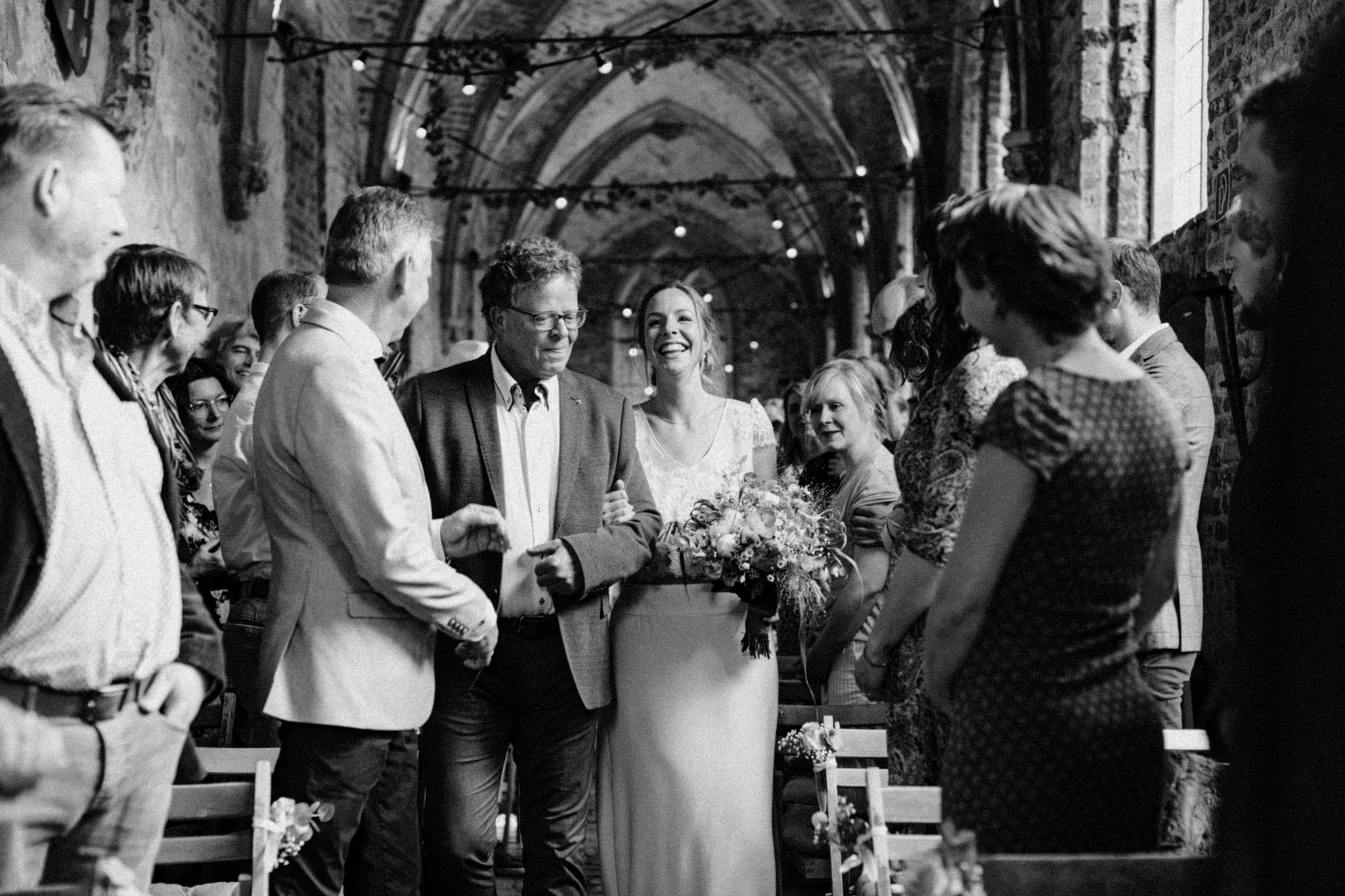 Bruid arriveert bij trouwceremonie Kloster Graefenthal