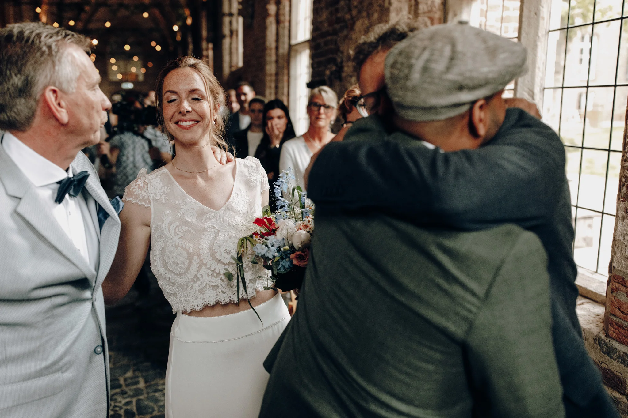 Bruid lacht naar vader tijdens trouwceremonie Kloster Graefenthal