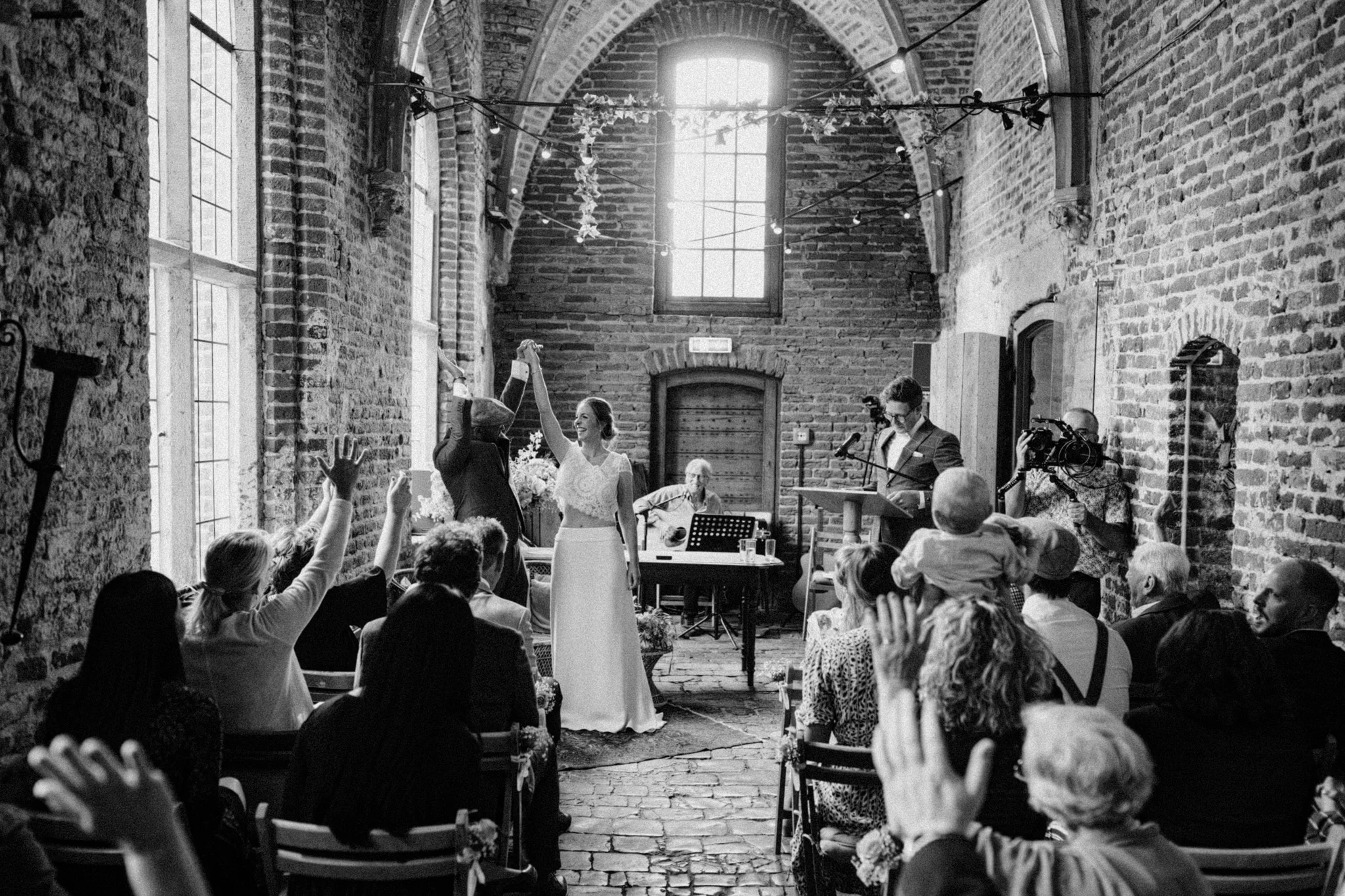 Bruid en bruidegom juichen na trouwceremonie Kloster Graefenthal