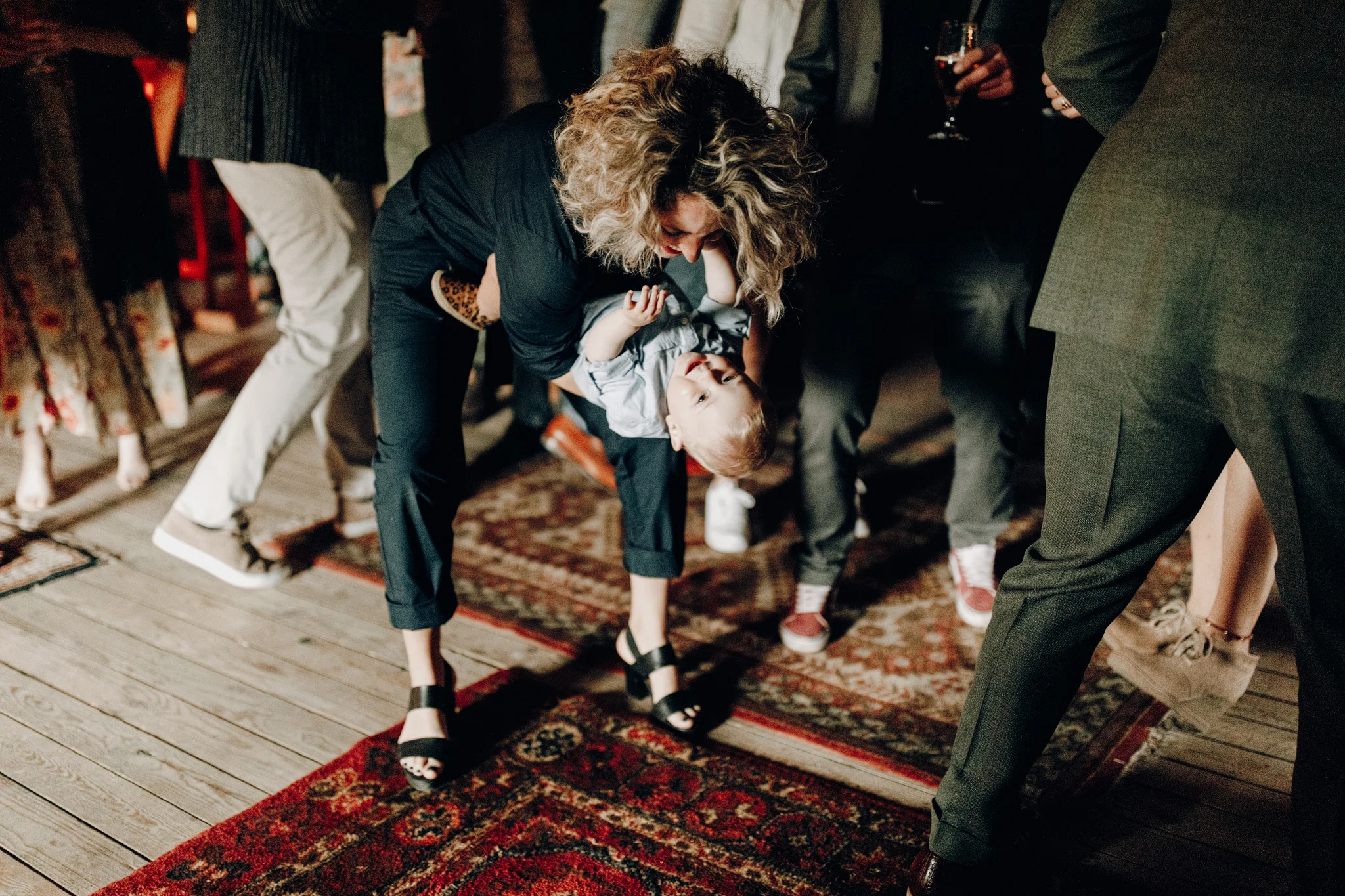 Gast danst met kind op bruiloft bij Kloster Graefenthal