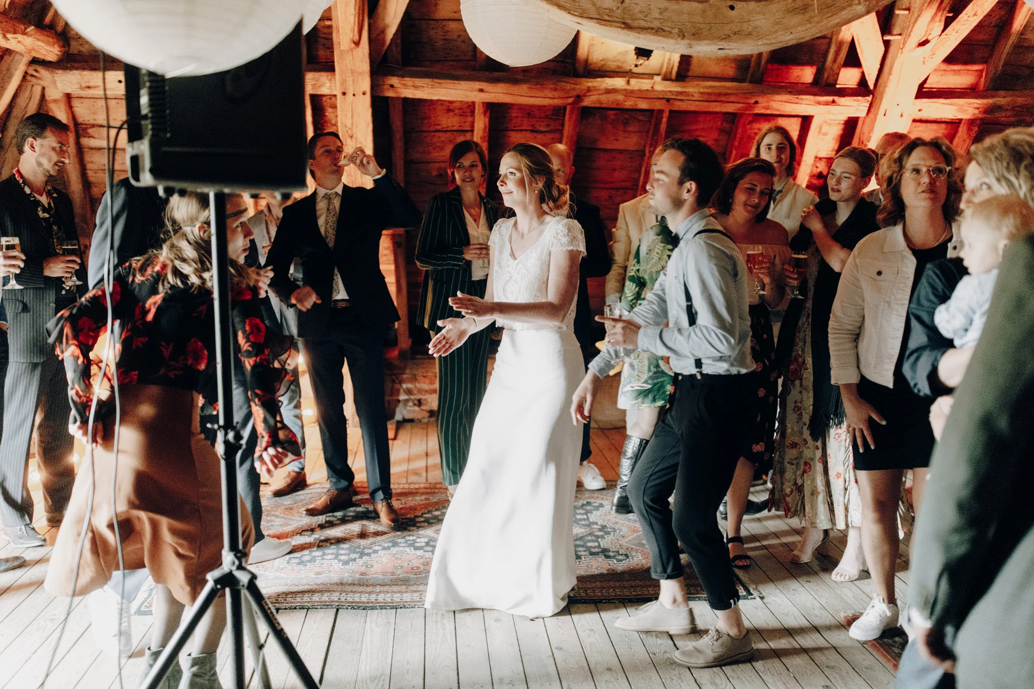 Bruid danst met gasten op Kloster Graefenthal