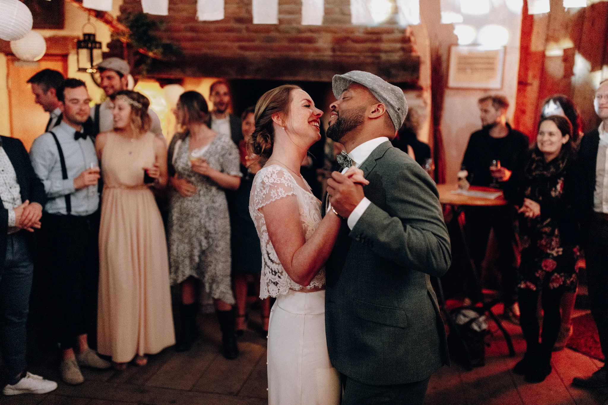 Bruid en bruidegom first dance bij Kloster Graefenthal
