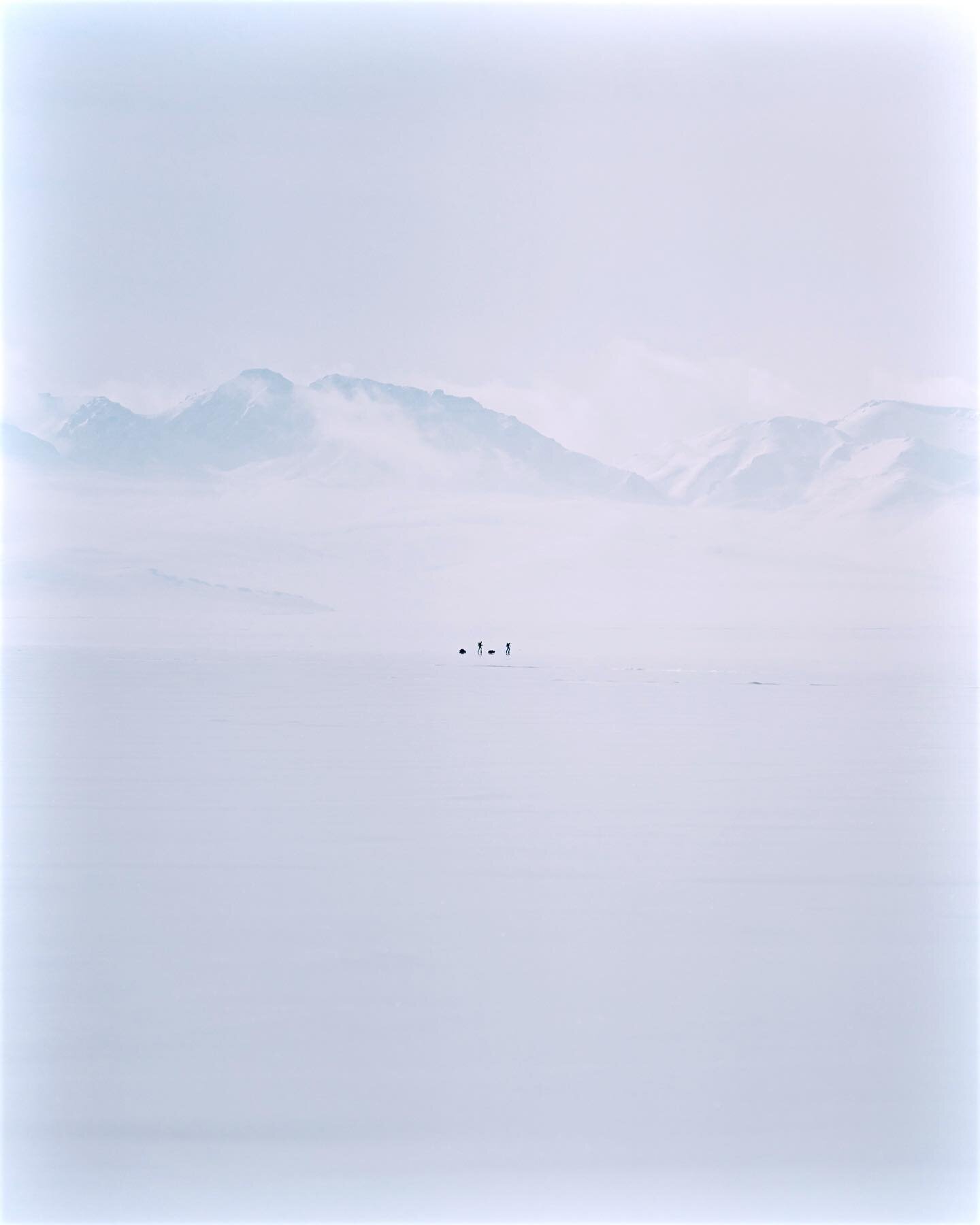 Blanco.
Algo que recordar&eacute; siempre de este viaje a Kirguistan es la inmensidad, el silencio y el frio. El color blanco es infinito hasta que asoma una roca, el frio es constante aunque mires al sol y las ondas del sonido se endurecen en el air