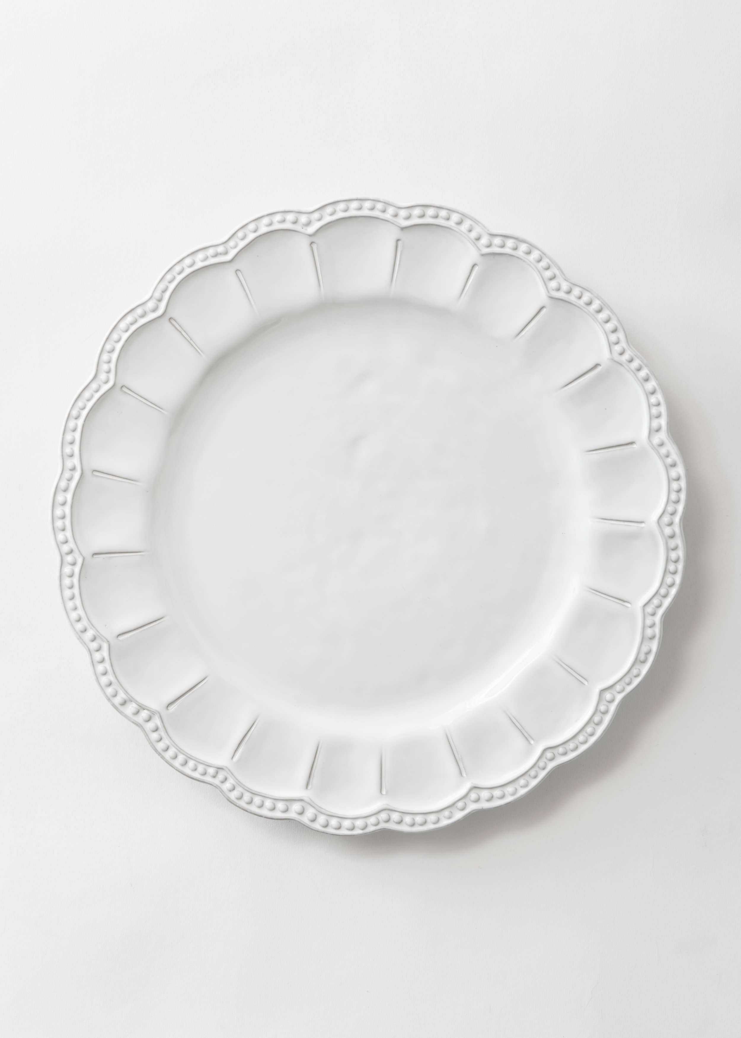 Белые блюда. Белая тарелка. Тарелки белые рельефные. Тарелка для нарезки белая. Тарелки белые керамика.