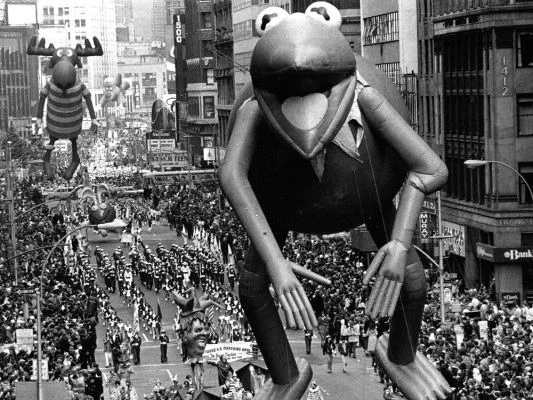 Vlogger Café Story: A “Green Teen” Parades &amp; Dances on Broadway - Literally!