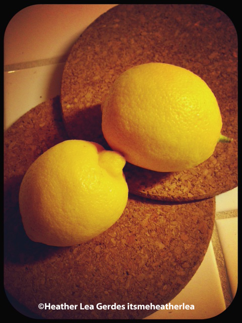 Vlogger Café Organic Life: A Lemon in Water