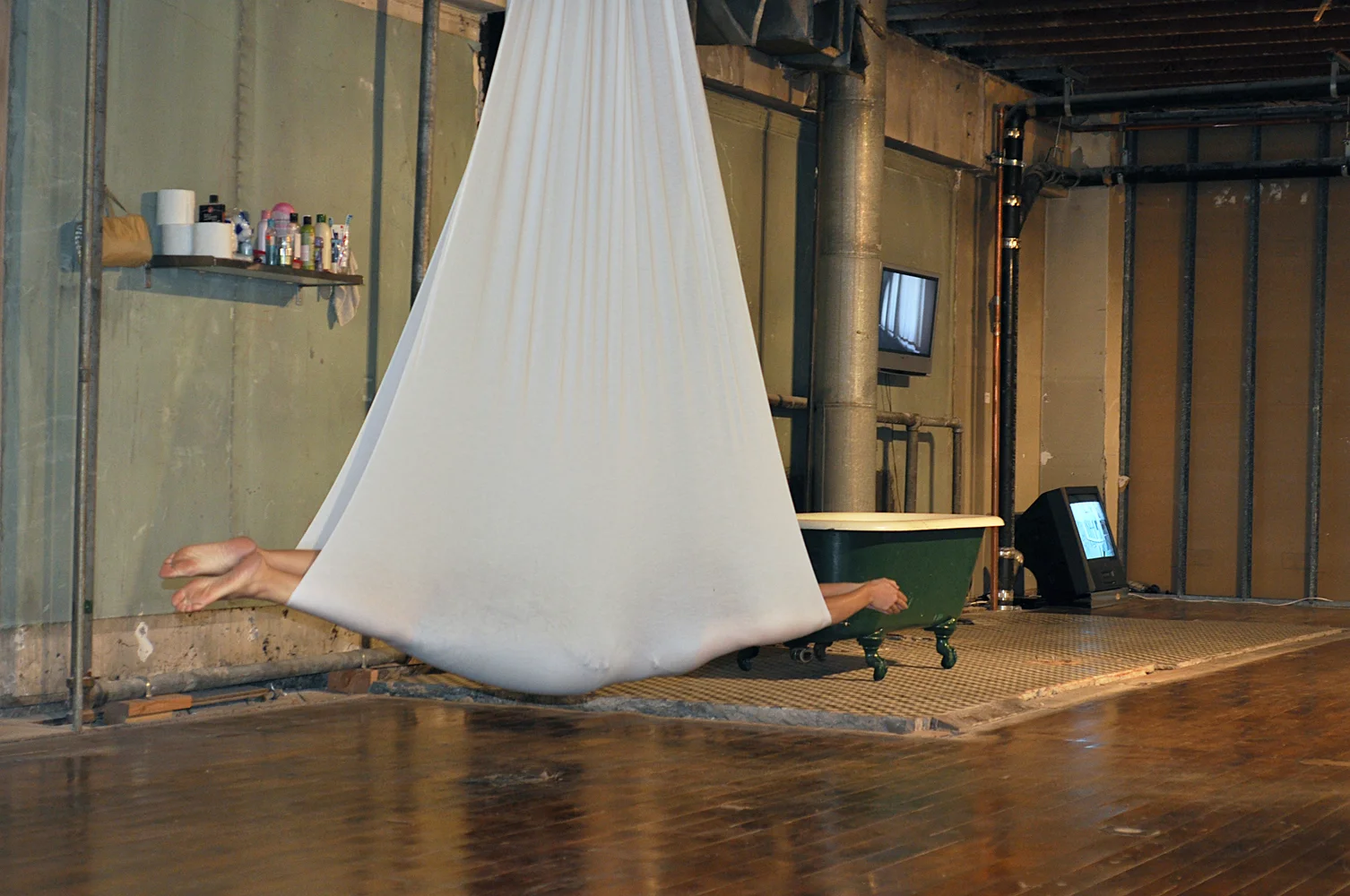 Hovering at Low Altitude (Glasshouse, 575 Sutter St, San-Francisco, 2010)