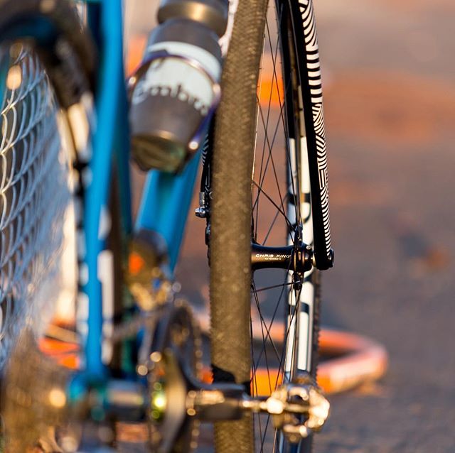 New wheel day! @chriskingbuzz Matte Jet hubs loves ok nice, but the addition of black axles and pro-load clamps is what really finishes them off. Oh, and some @envecomposites rims certainly don&rsquo;t hurt the bling factor.