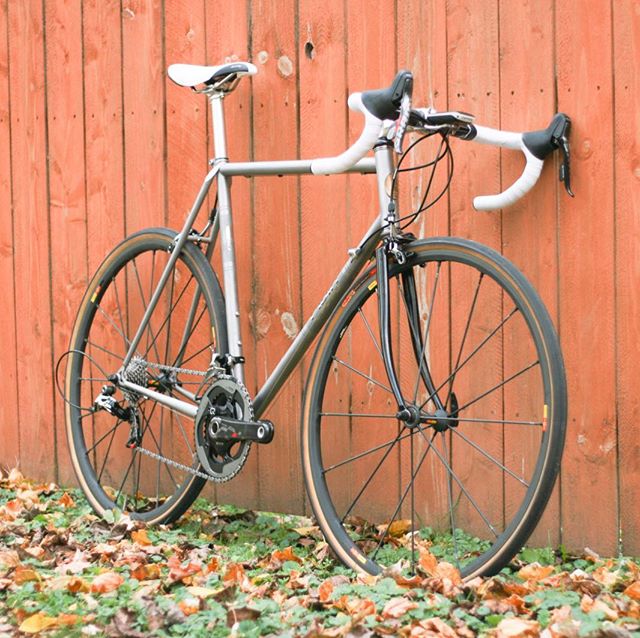 While @chriskingbuzz may have retired #Cielo, this may still hold onto the top spot as my favorite bike of all time. Sportif Racer SE, one of only a few made in stainless steel from KVA. Clearance for 30c tires, as well. .
.
.
#chrisking #chriskingbu