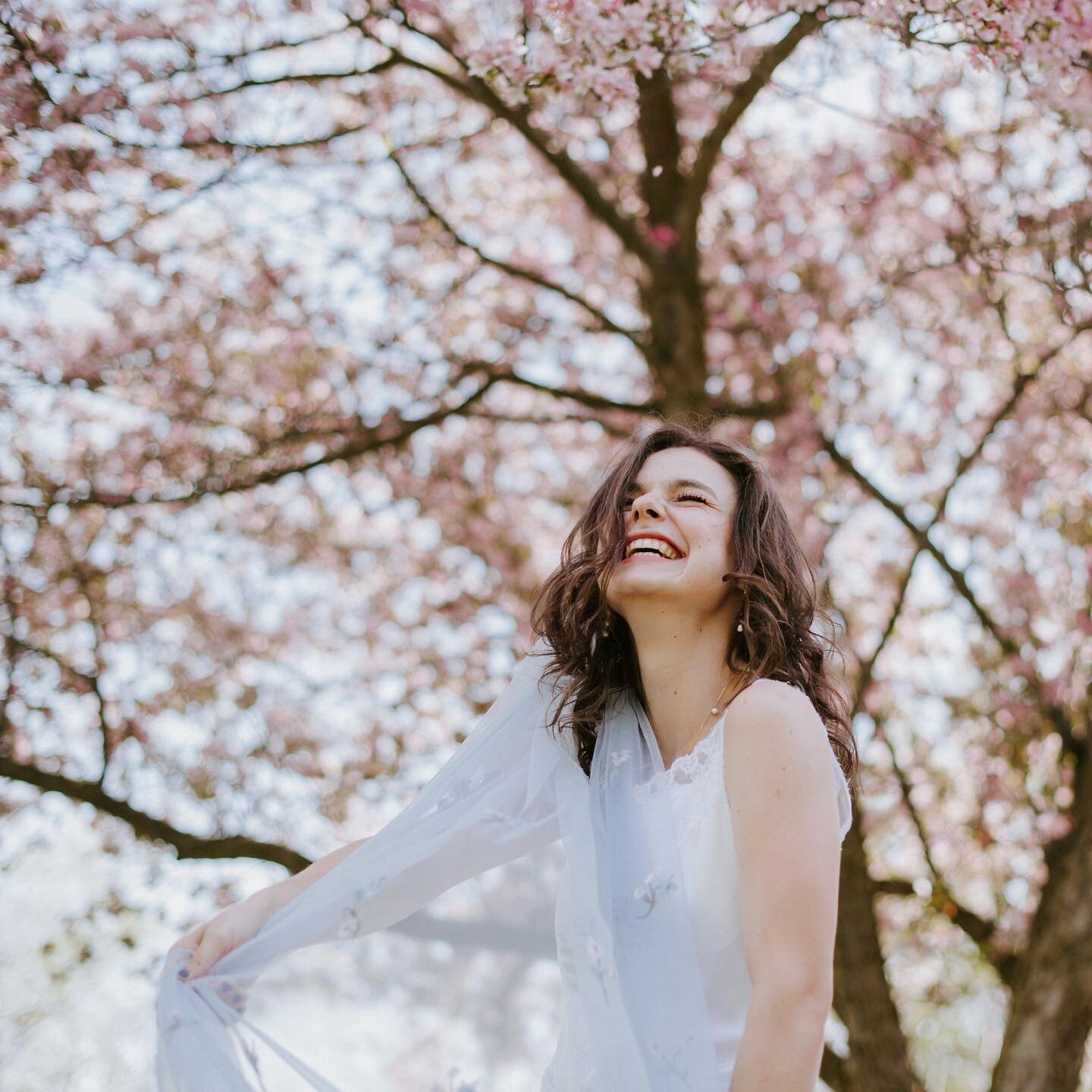 A moment for Clara 💕 I met her as she walked across her parents lawn in a Dave Mathew&rsquo;s tshirt 30 minutes before the ceremony started and casually said &ldquo;Hey Raegan, cute earrings! Let me get dressed quick and we can get started.&rdquo; S