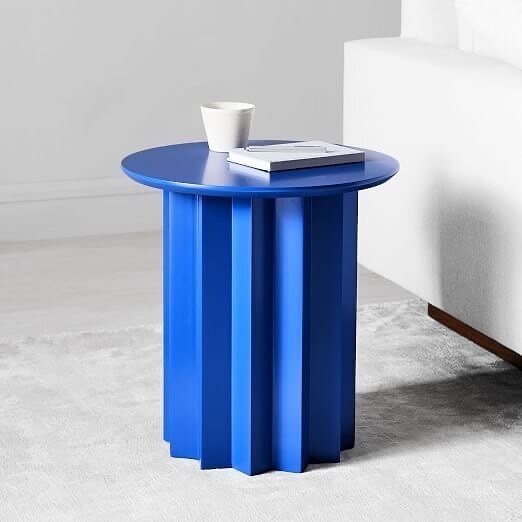 I love this table, and I&rsquo;ve used it a couple of times in my recent project 💙 It brings such a perfect POP of color, and the faceted drum leg adds so much &ldquo;umpf!&rdquo; 🌞

Find this Hera Side table at @westelm 
#interiordesign #interiord