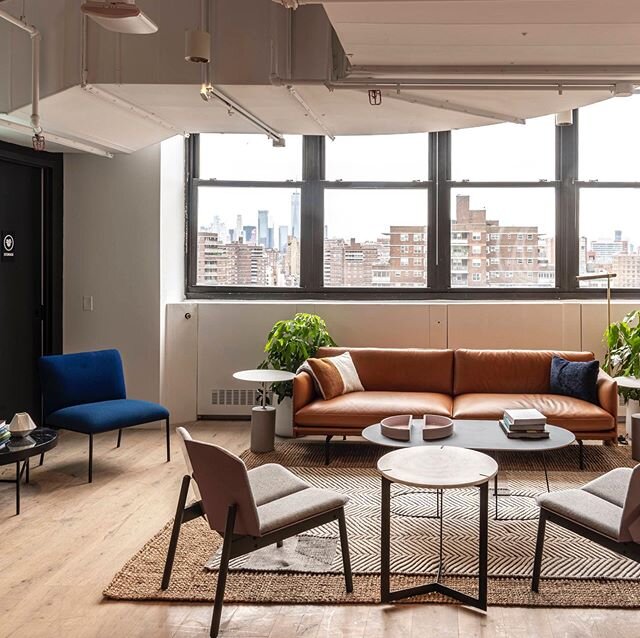 The sun hits this reception space so nice 👁 This is a small project I did for WeWork to design a small touchdown space for a large tech company 🐝 I love using leather sofas bc they are most durable in high traffic areas.  Layering the rugs also hel