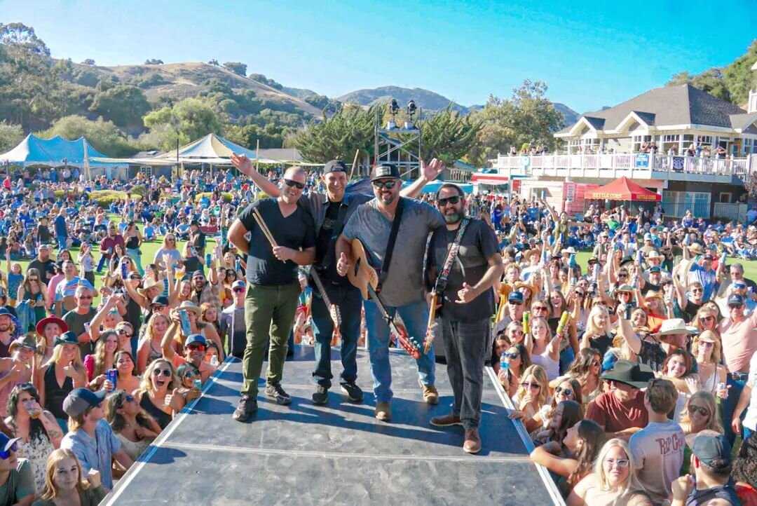 Thank you #avilabeach  @countryrootslive! You guys were amazing! Do you see yourself in the audience? 🙋&zwj;♂️🏷️below #mikeatthemic 📸@gunn_shots_media + 🧹@miketcraig 🎸 That was a night for the books with @markmackay &amp; @bccoconutman! #aboutla