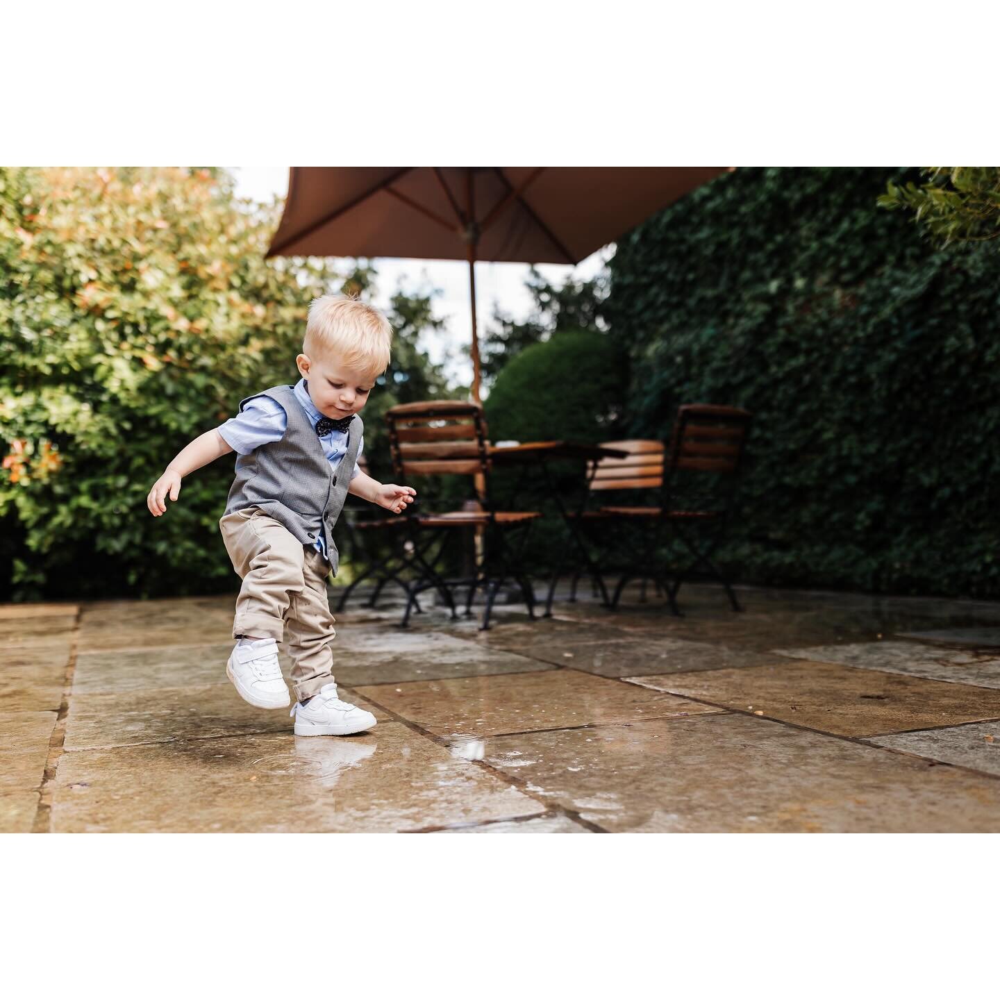 Sometimes a little rain can make magic&hellip;. Like puddle splashes and sunsets ☀️☔️

#stonebarn 
#stonebarncotswolds 
#crippsbarnwedding 
#cotswoldweddingvenue