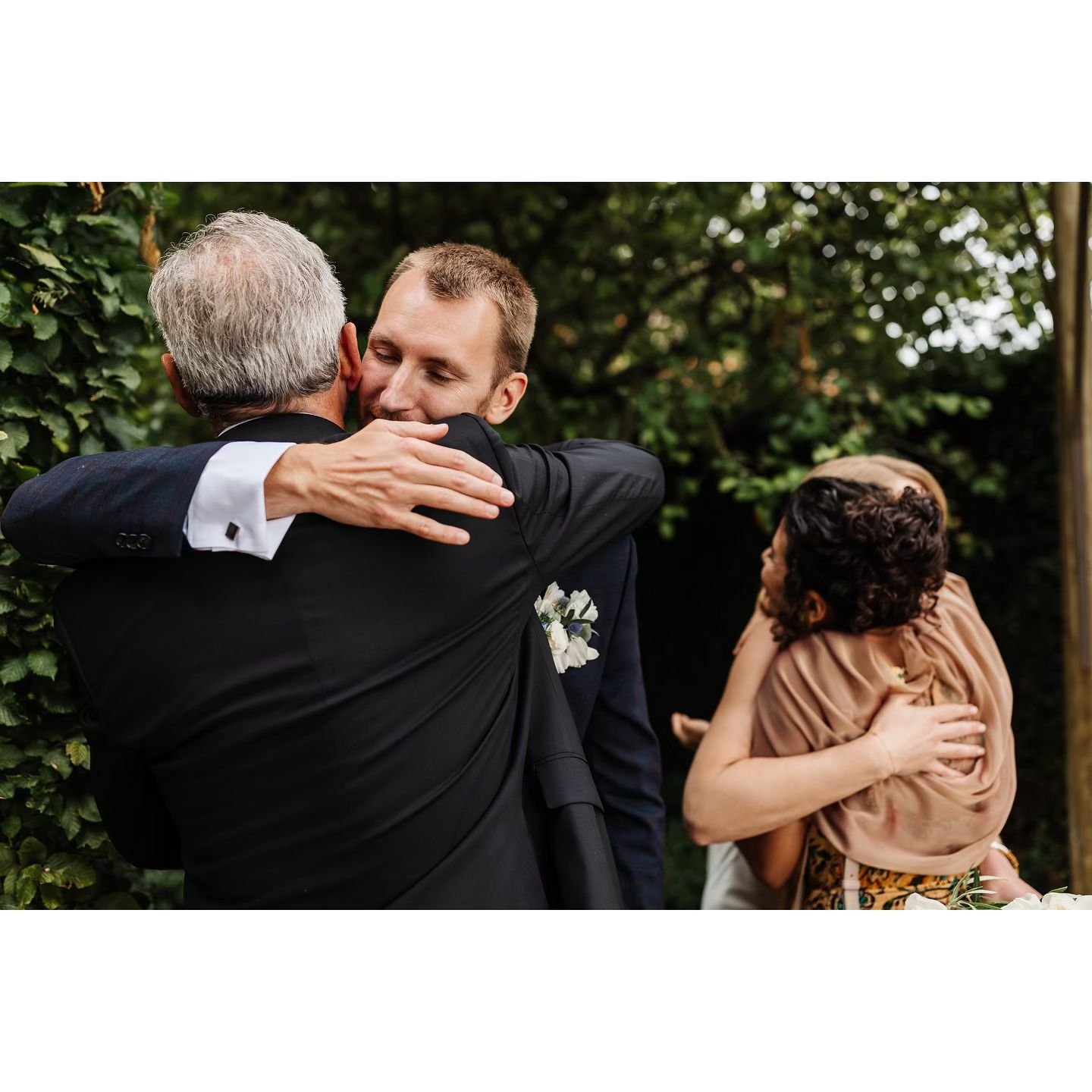 Double hug Fri-yay 🫶🏻

#moments #documentaryphotography #justmarried