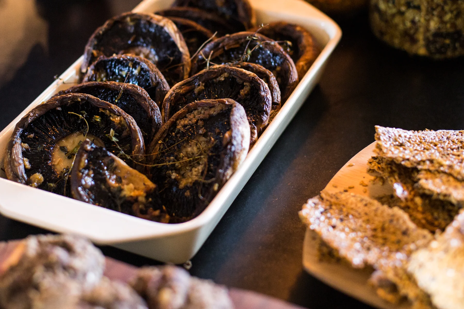Baked garlic and thyme breakfast mushrooms