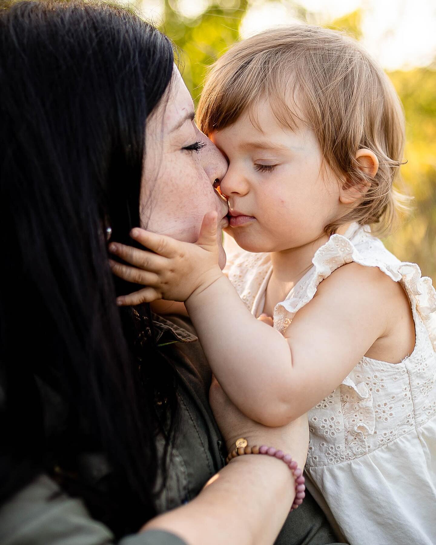 &bdquo;Mama, warum bist du nicht auf dem Foto?&ldquo;, fragt sich das Kind und ist verwundert, warum Mama bei dem Familienausflug nicht mit war.
Dabei war sie es selbst, die das Foto gemacht und die unwiederbringliche Erinnerung geschaffen hat.

Viel