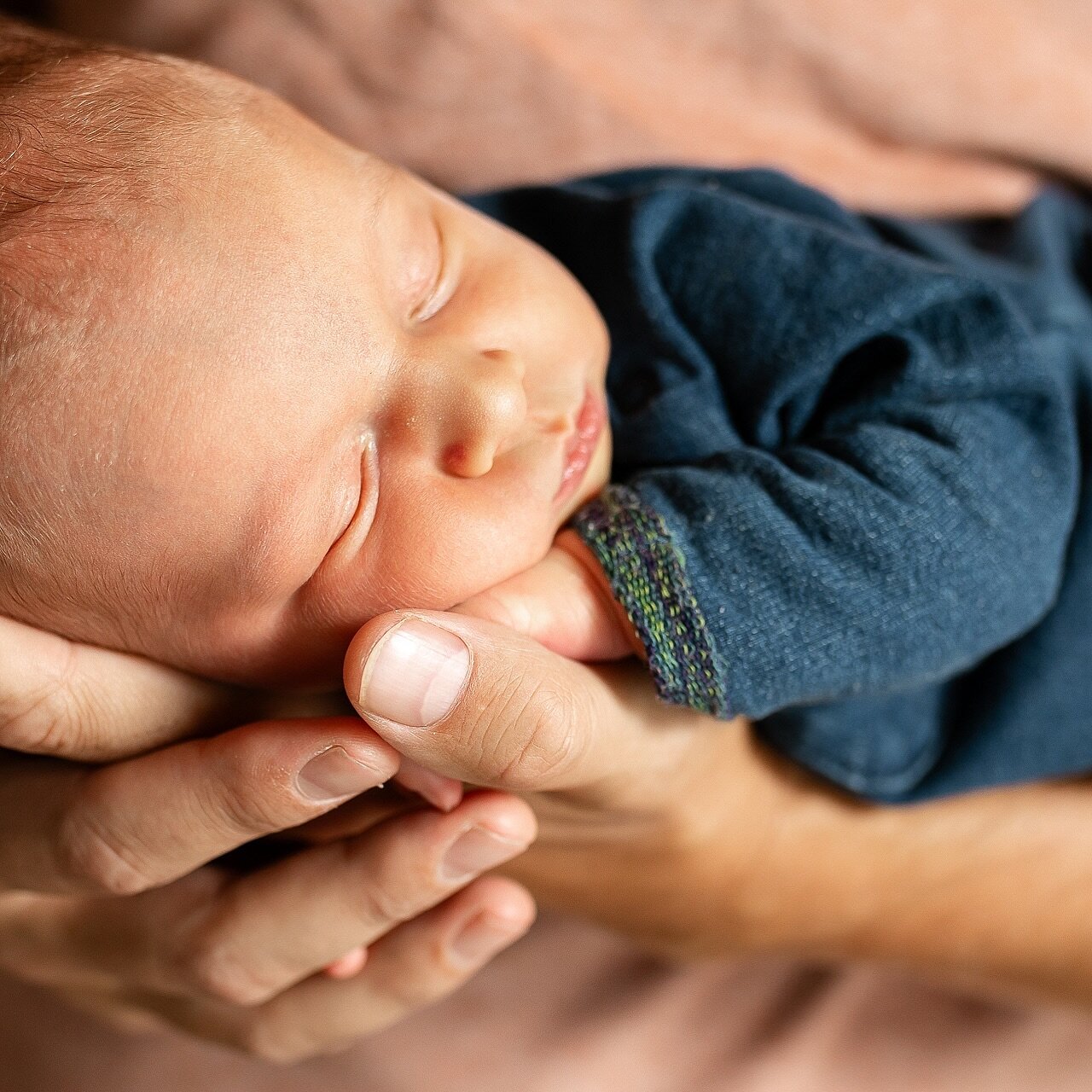 &bdquo;Letzte Woche sahst du doch noch ganz anders aus. Deine H&auml;nde sind gewachsen und du bist pl&ouml;tzlich ganz sch&ouml;n schwer geworden, mein kleines Baby.&ldquo;
&ndash; und du fragst dich, wo die Zeit blo&szlig; hin ist? 
28 kurze Tage i