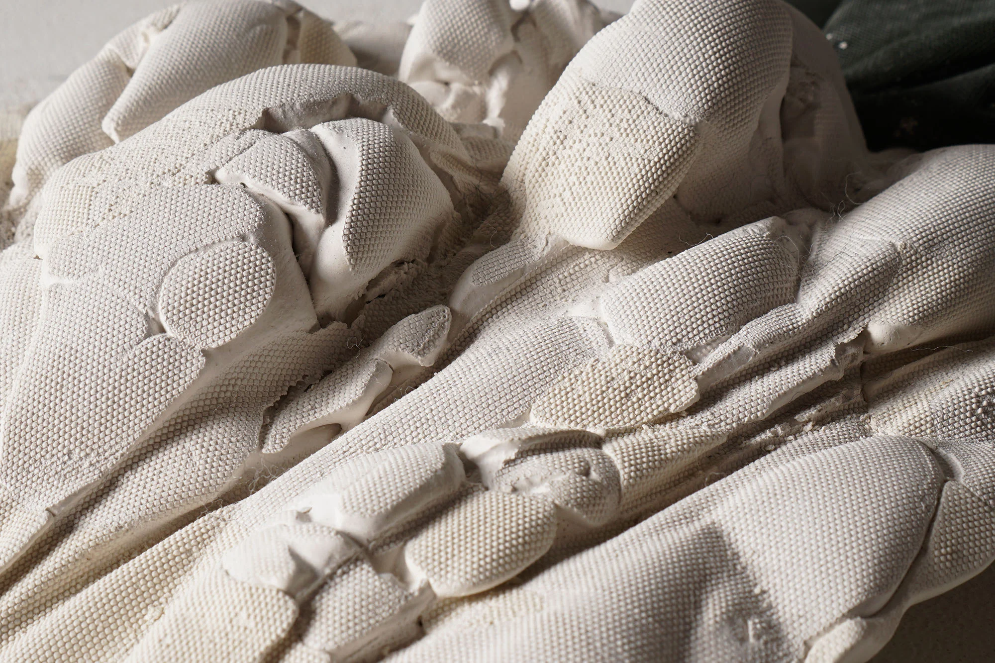 INKUBATOR X TEXTILDESIGN - HYBRIDE RELIEFS Autoren: Sarah Gerdiken, Peter Sorg, Amanda Leonie Holfelder Photo: Jan Cafuk, Eva Schlechte, 2016