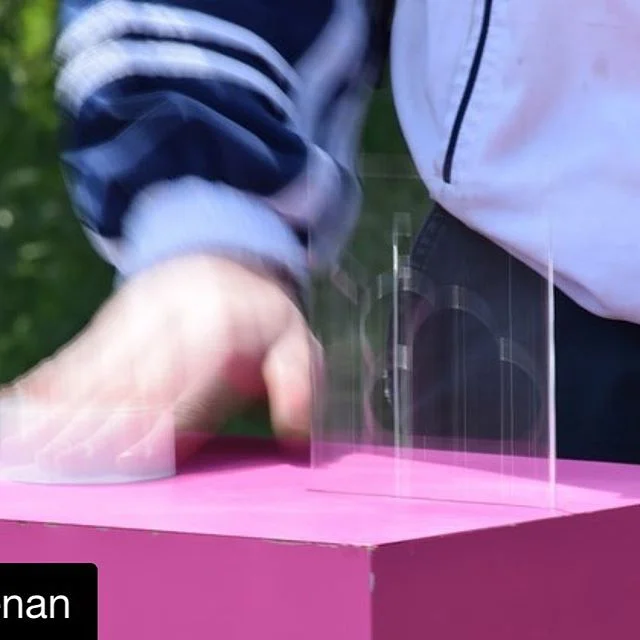 Great project by our students Nikita and Julian about how to break daily habits.
#Repost @kikitenan ・・・
inkubator phase 4 // trigger the opposite @abk_inkubator with @julian.laib // Unsere hybride Arbeit befasst sich mit der Reaktion auf gegebenene Strukturen im öffentlichen Raum. Ausgangspunkt ist der Materialdialog unserer Systeme. Im Dialog zeigen die beiden Charaktere unserer Systeme unterschiedliche Reaktionen auf die gegebenen Strukturen im jeweiligen System. Auf der einen Seite steht das System von Julian: ÜAK. Es zeigt eine zufriedene Reaktion auf die vorgegebenen Strukturen, es fühlt sich wohl und bewegt sich in ihnen. Auf der anderen Seite steht das System von Nikita: TDR. Es zeigt eine abstoßende Reaktion, mit der Aktivierung bricht es aus den Strukturen aus. Wir haben also zwei konträre Positionen, die zum damaligen Stand auf keinen gemeinsamen Nenner kommen.
Diesen Kontext haben wir daraufhin auf den öffentlichen Raum übertragen. Wir haben uns Orte gesucht an denen Menschen jeweilige Reaktionen auf gegebene Strukturen zeigen. Die Strukturen sind nun verschiedene Fußgängerwege, die aufgrund ihrer Eigenschaften von Fußgängern befolgt oder missachtet werden. Um den Dialog weiterzuführen war es unser Ziel, Interventionen an den spezifischen Orten vorzunehmen, die dazu führen, dass die Menschen eine untypische und gegensätzliche Reaktion zeigen. Das bedeutet, dass wir einerseits Menschen, die aus Gewohnheit statt dem richtigen Weg um eine Kurve, einen Trampelpfad als Abkürzung nehmen und somit ausbrechen, wieder auf den vorgesehenen Weg bringen. Andererseits werden Menschen, die den Strukturen klar folgen dazu gebracht, aus diesen auszubrechen.
Die Intervention wird durch eine auffällige Pinke Box an beiden Orten gebildet, die jeweils eine unterschiedliche Funktionen besitzt und Menschen zur untypischen Handlungen verleiten.
#pinkbox #freedrinks #motivation #breakhabits #pattern #structure #designfoundations #experimentaldesign @abkstuttgart @arch_abkstuttgart #firstyearuni #architecture #industrialdesign #studentproject #stuttgart #exhibition #phase4 #hybrids