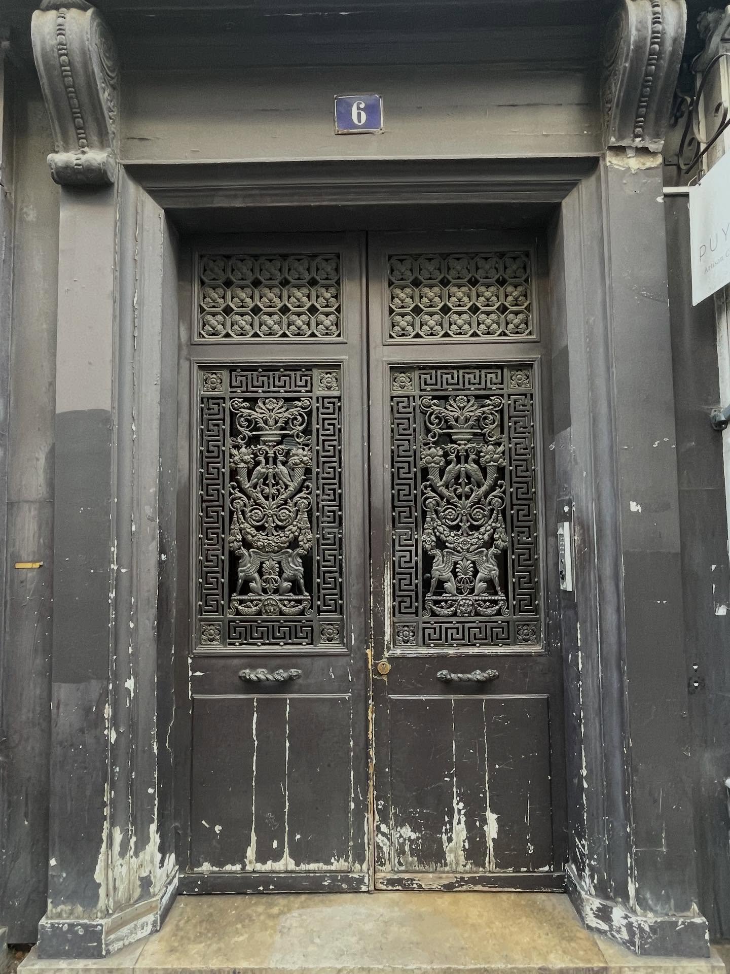 Reminiscing all the most beautiful details of Paris last week ✨

#paris #photodump #doorsoftheworld