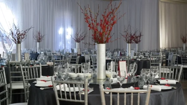  Photo by Mike Tseng Studios  Decor by Kim Florist Design 