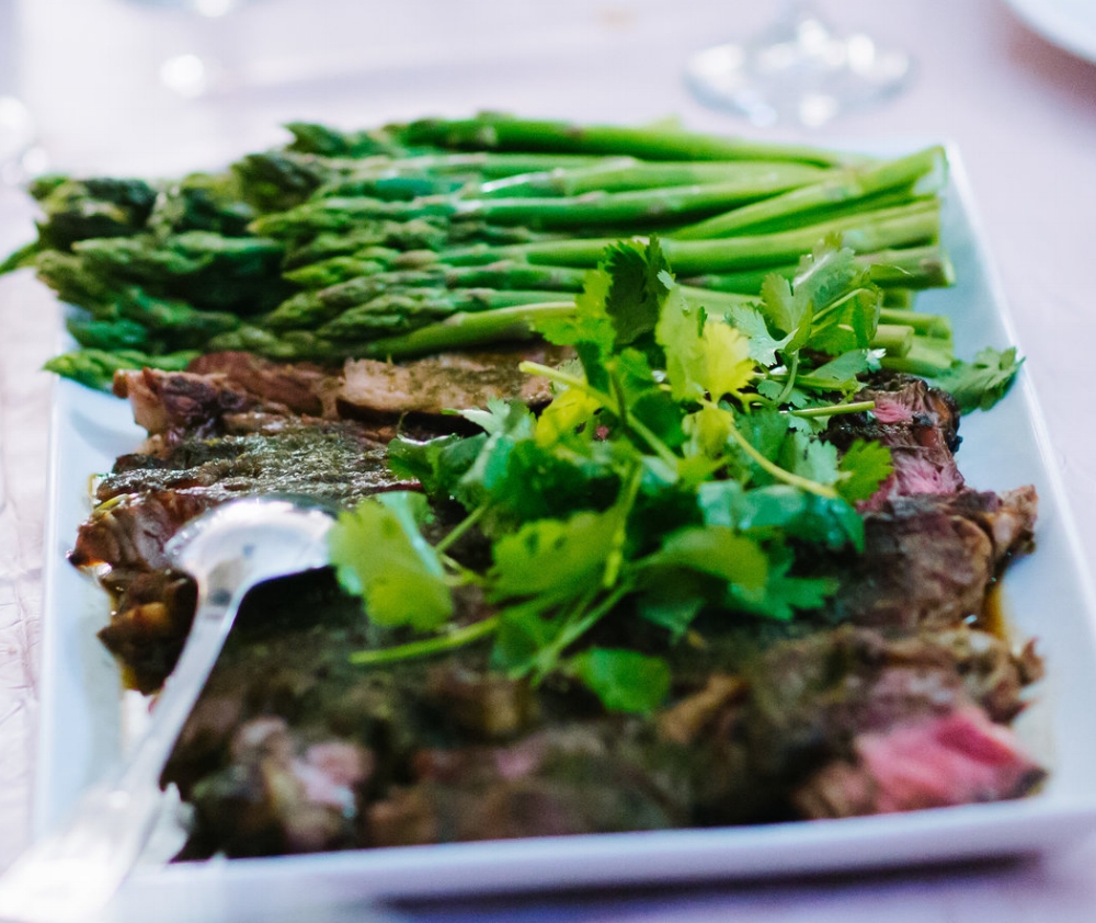  Grilled rib-eye cilantro beef with asparagus   Bo nuong xot ngo mang tay 