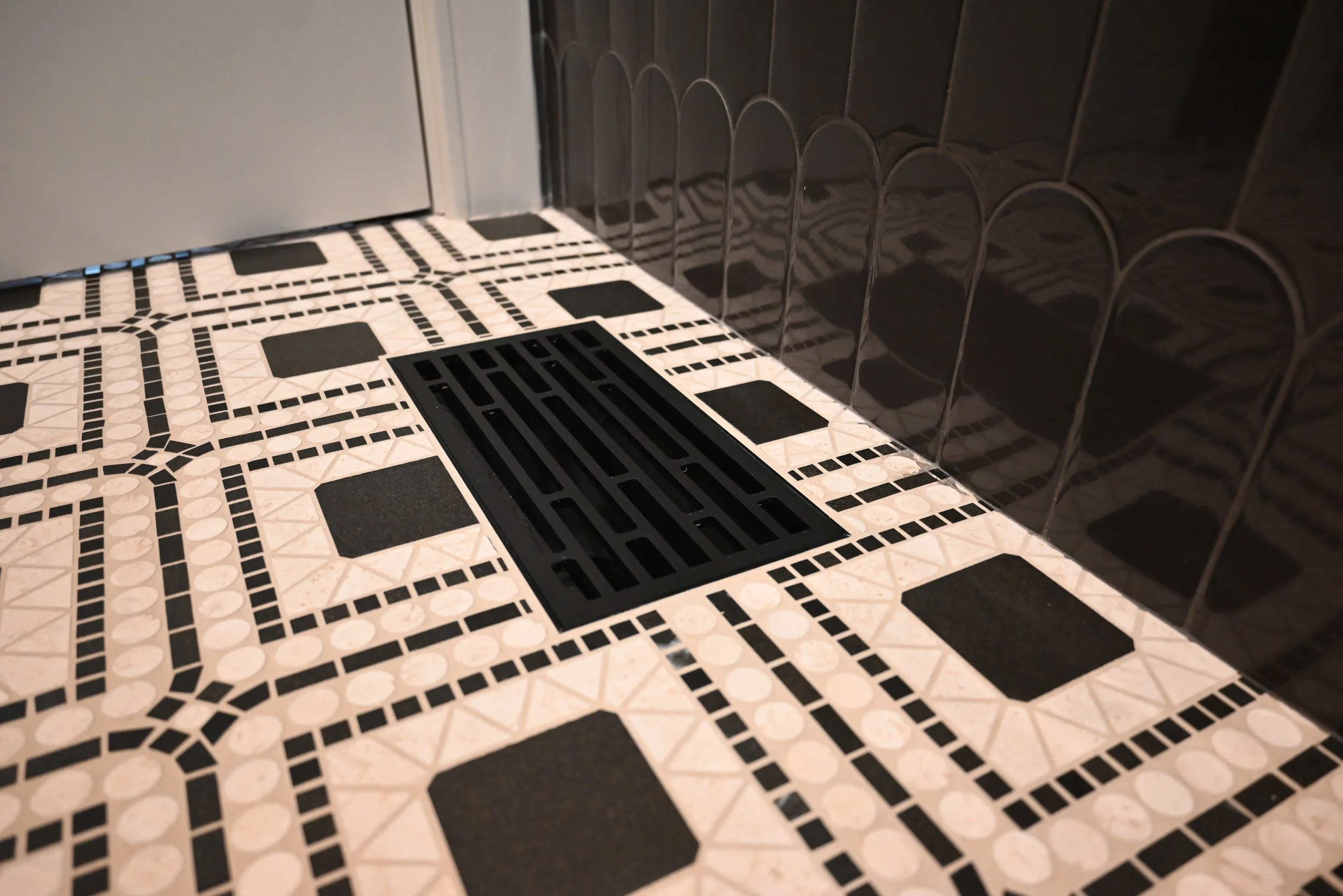 Straight Matte Black Metal Flush Mount Vent / Grill