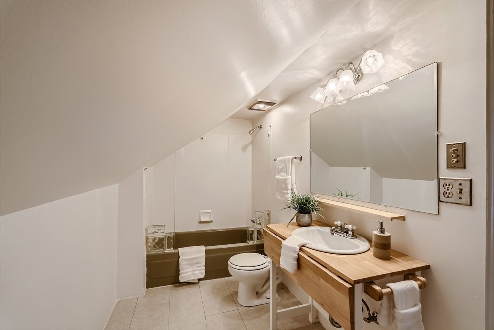 9611 Rainier Ave S - Web Quality - 020 - 34 2nd Floor Bathroom.jpg